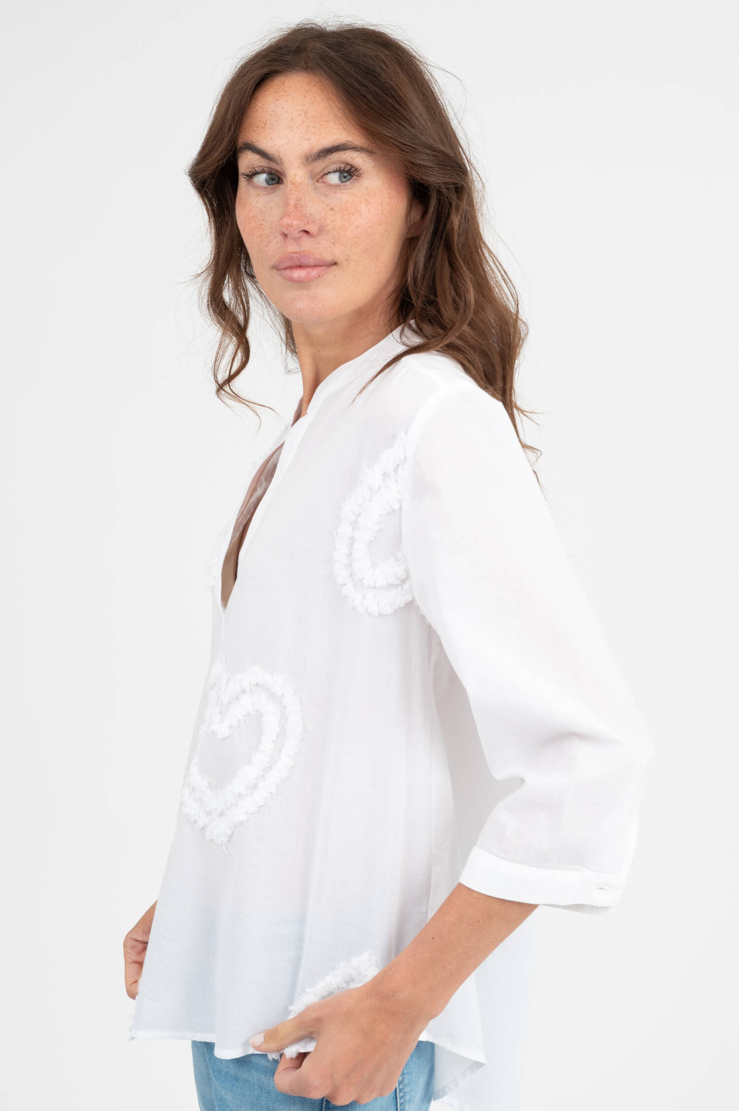 Bluse mit Herz-Applikation in Weiß Bluse mit Herz-Applikation in Weiß