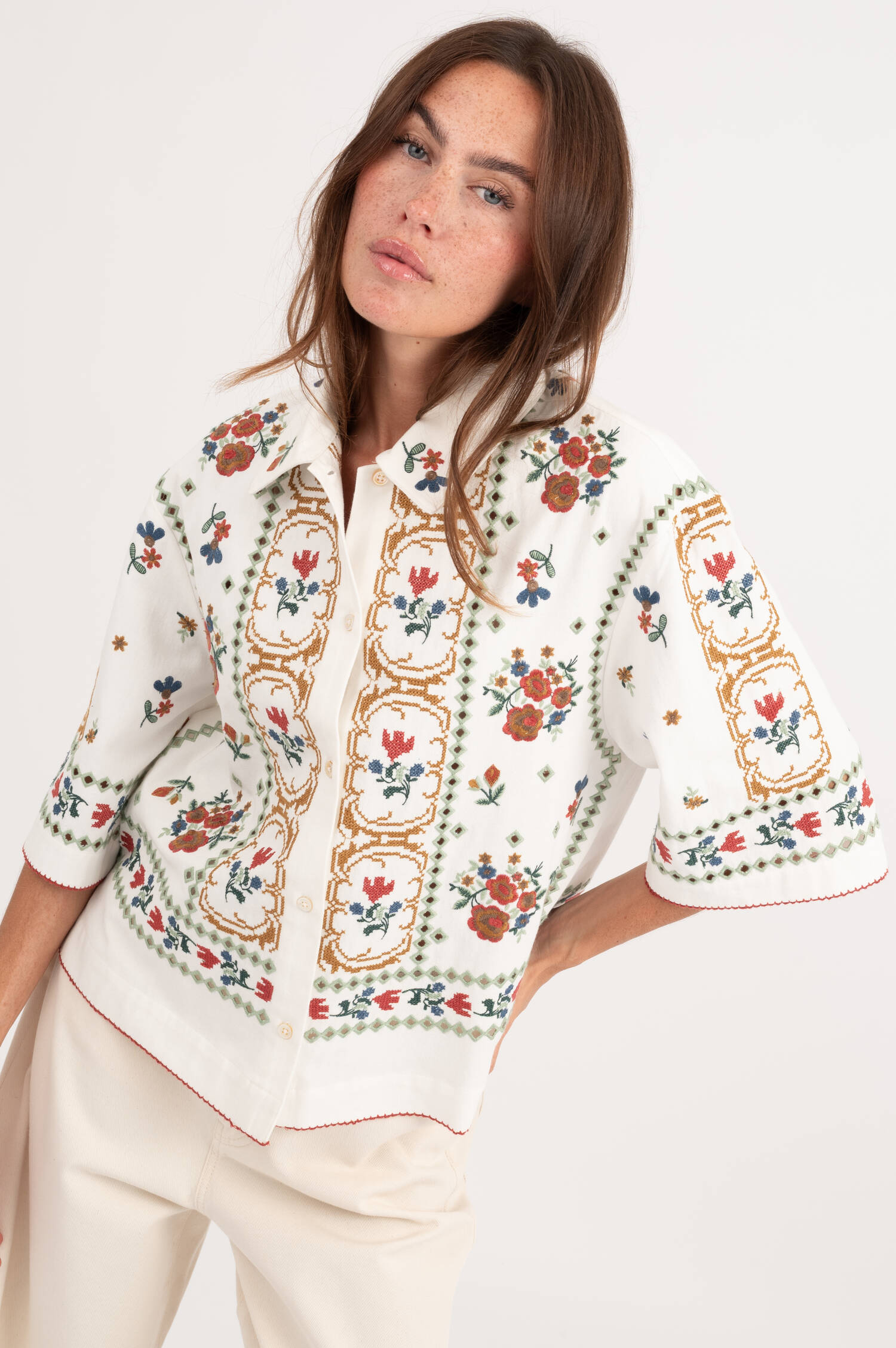 Bluse FARSA mit floralem Stick in Weiß Bluse FARSA mit floralem Stick in Weiß