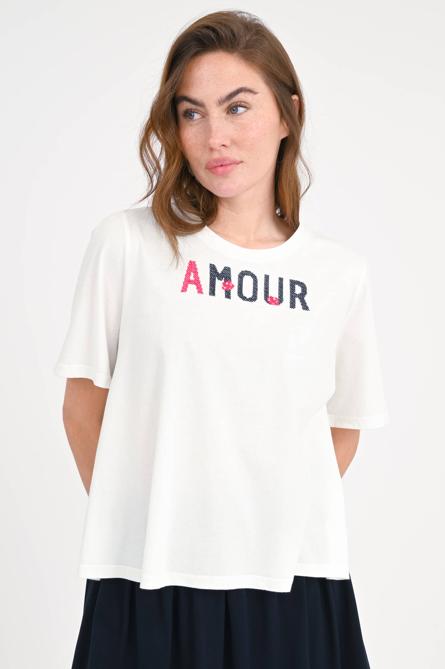 Baumwoll-Shirt mit AMOUR Stickerei in Weiß