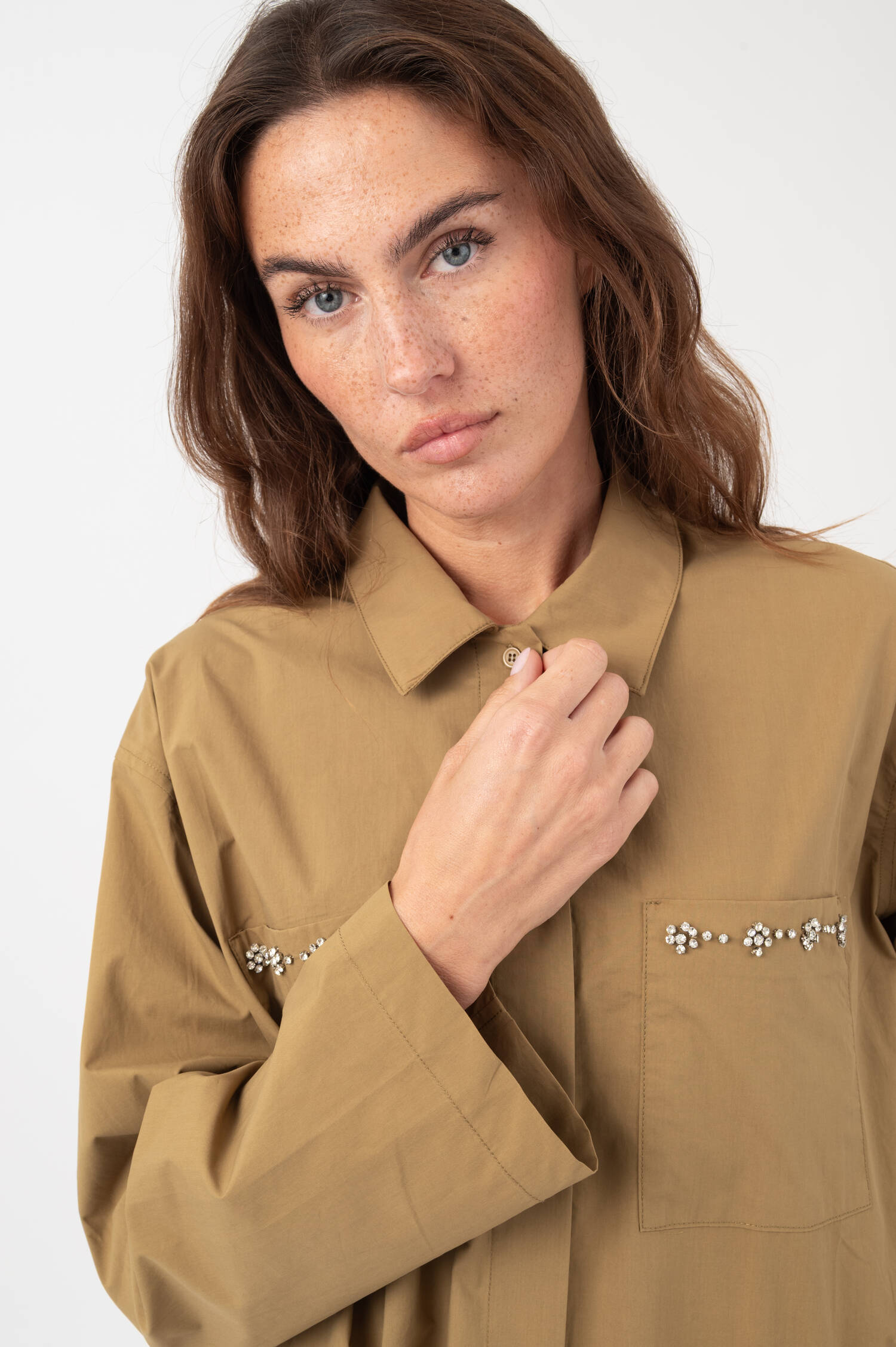 Bluse mit Strasssteinen in Olive
