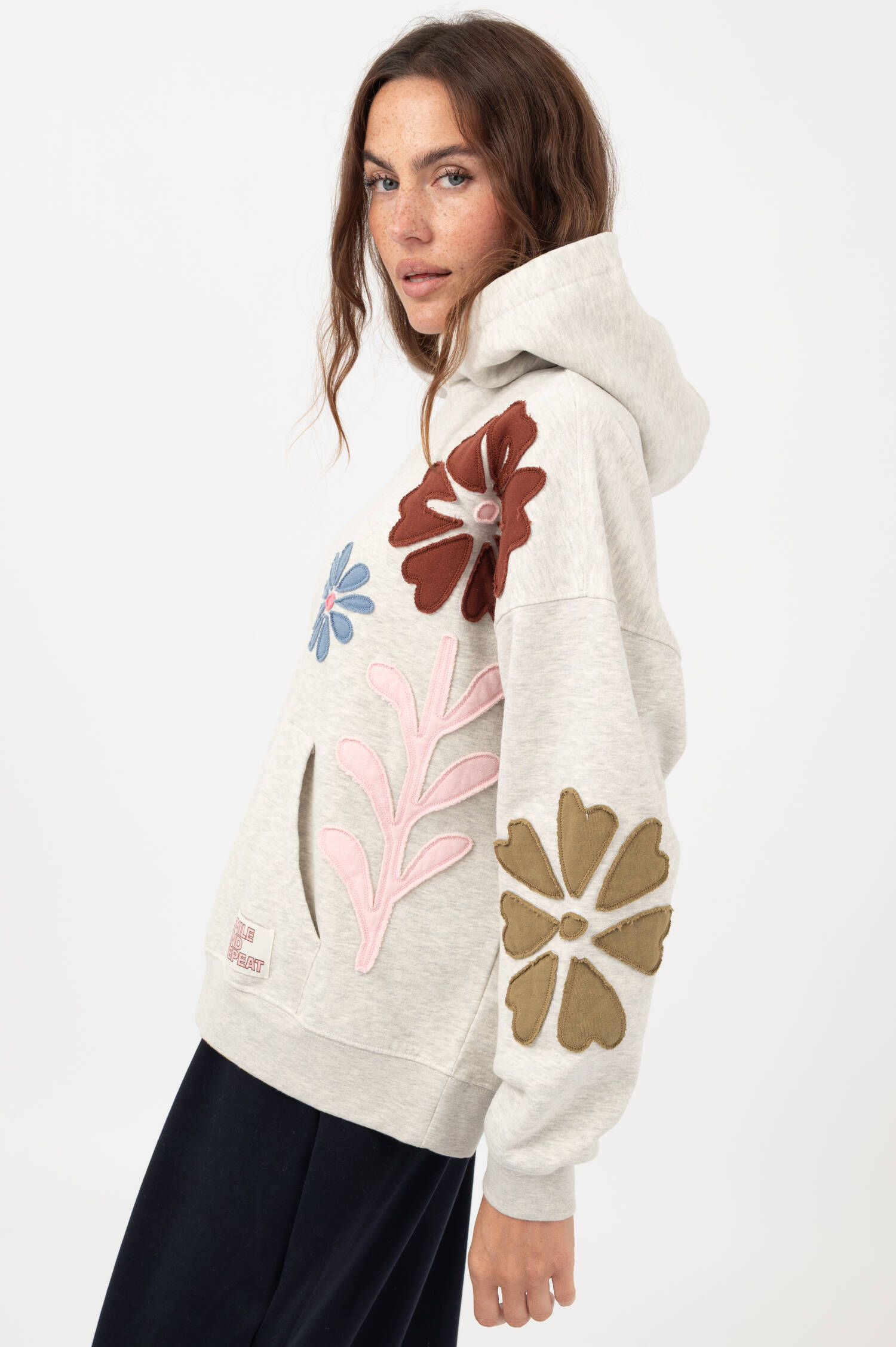 Hoodie mit Blumenstickerei in Grau meliert