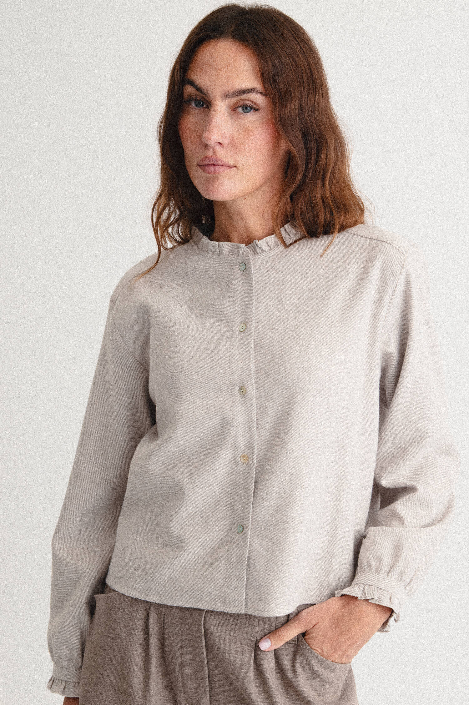 Wellensaum Bluse aus Baumwollflanell in Taupe Wellensaum Bluse aus Baumwollflanell in Taupe