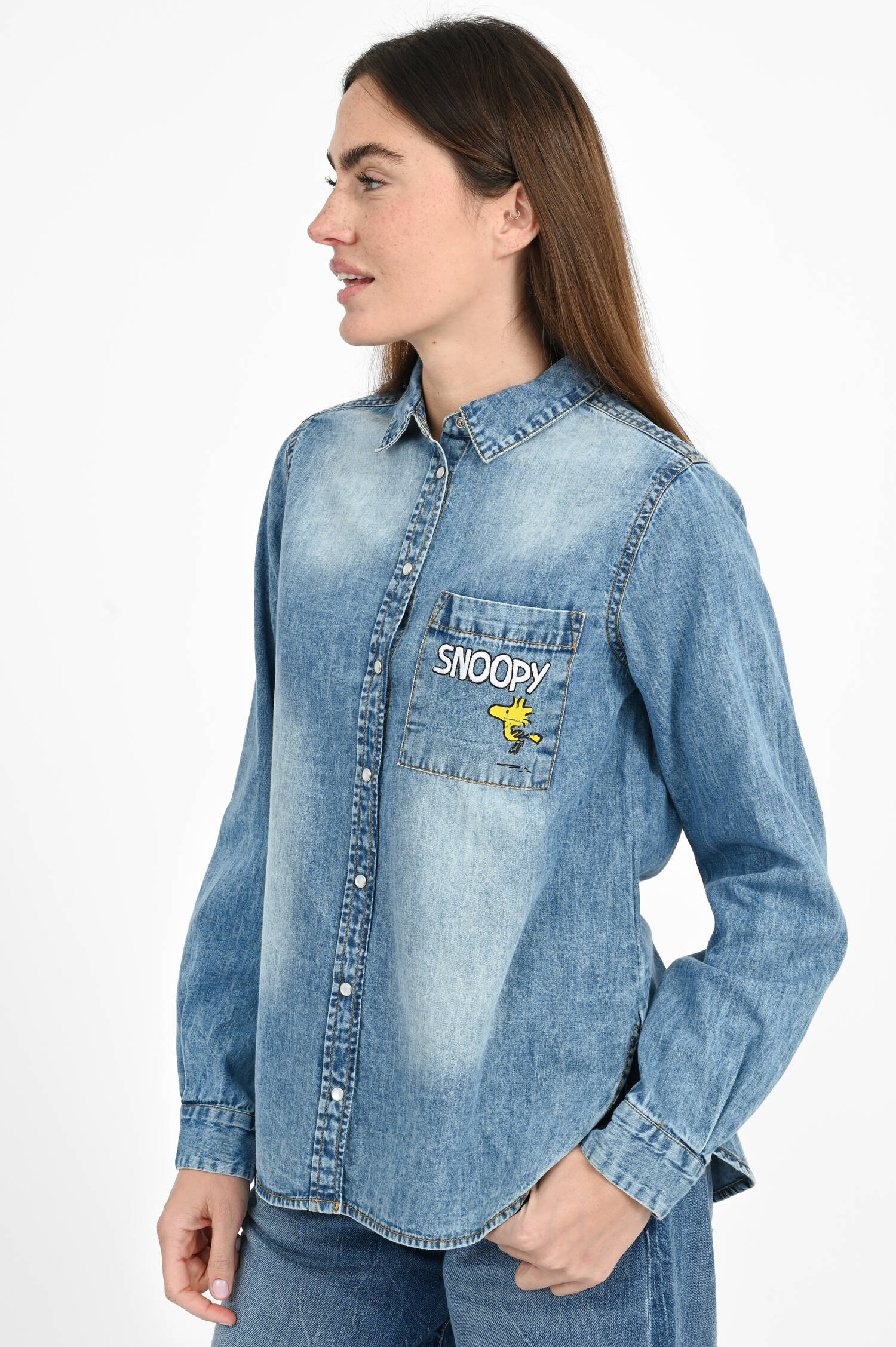 Denimbluse mit Snoopy Backprint in Washed Denim Denimbluse mit Snoopy Backprint in Washed Denim