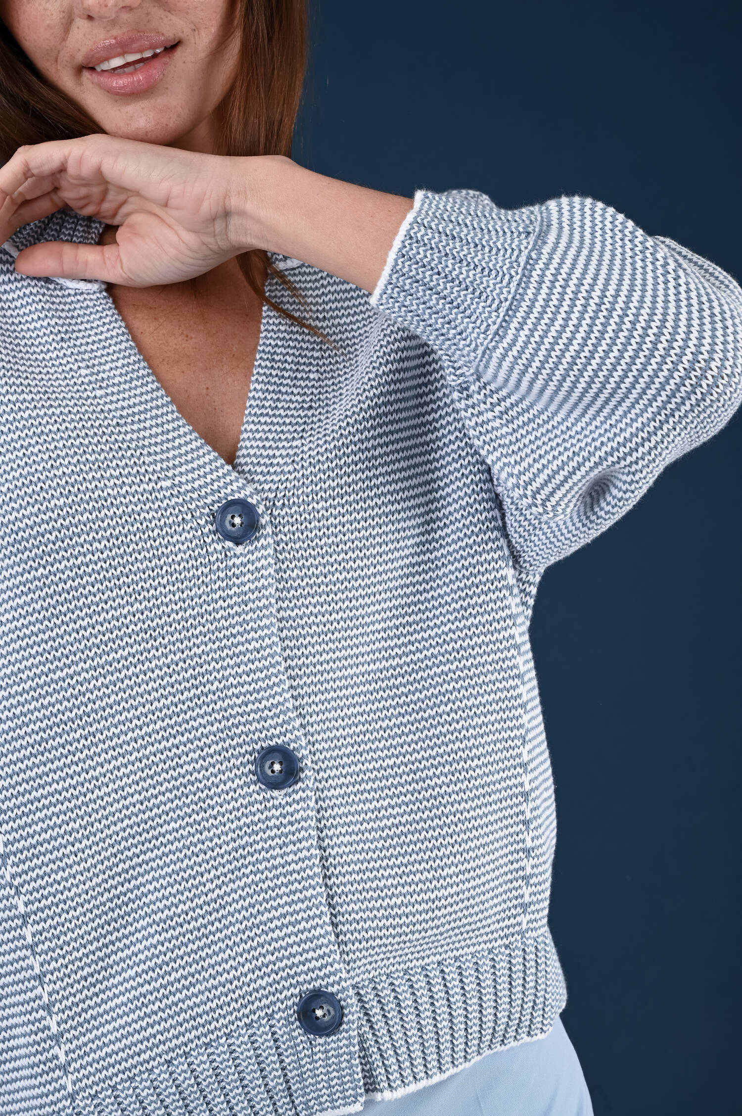 Gestreifte Struktur-Strickweste in Blau/Weiß