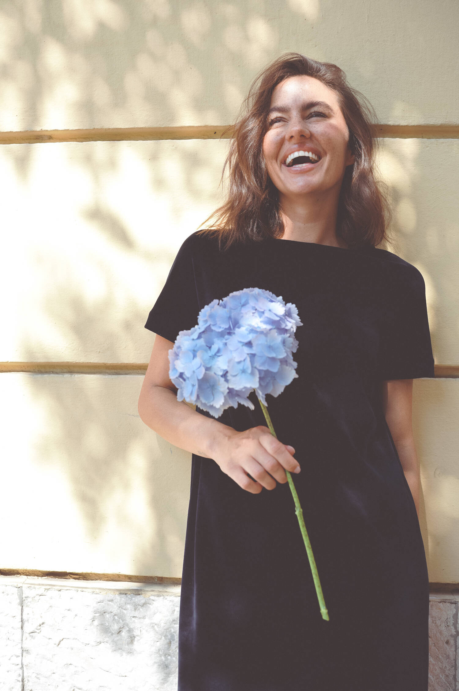 Kurzärmeliges Samtkleid in Midnight