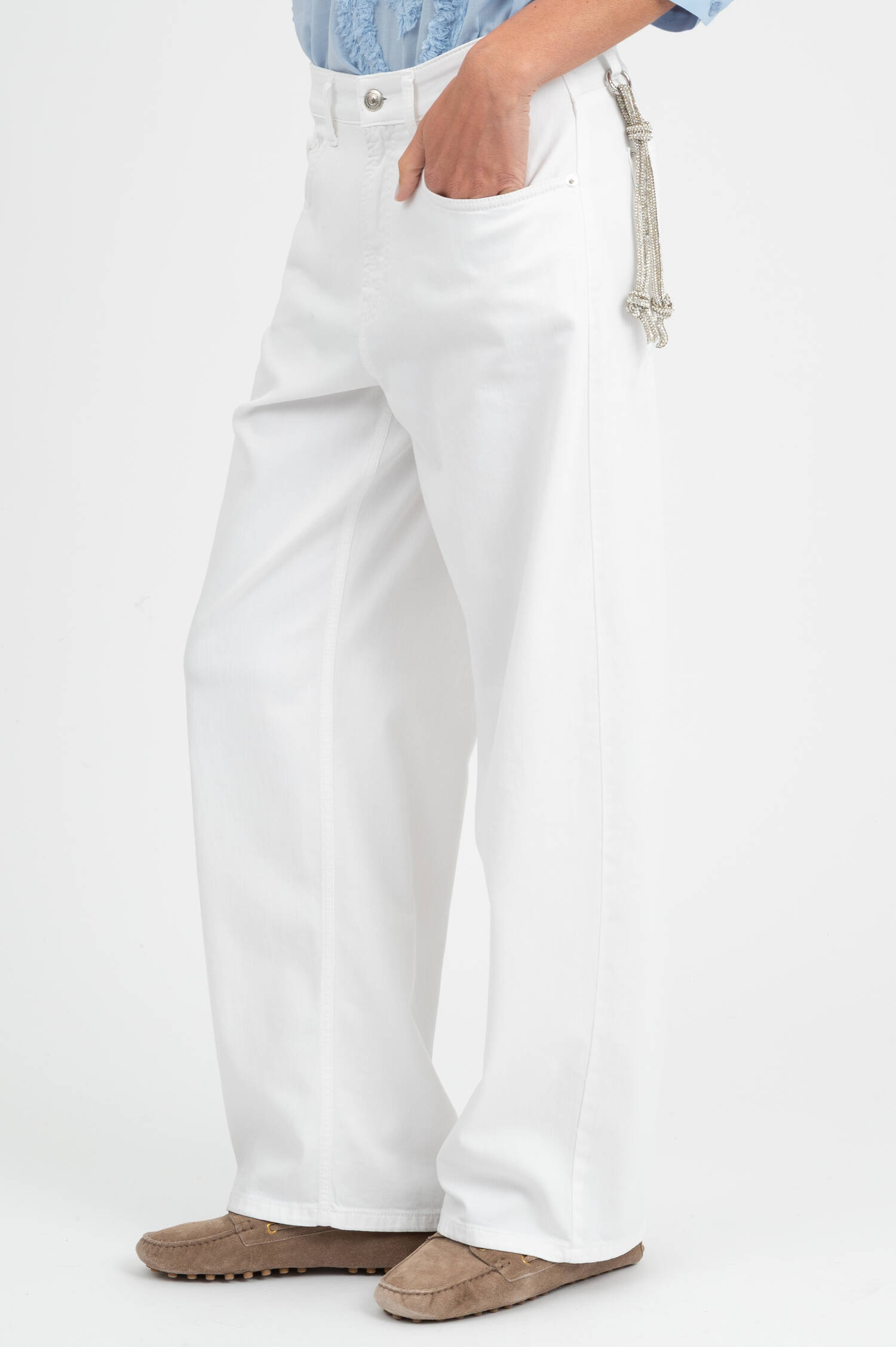 Baggy Jeans mit Strass-Kette in Weiß