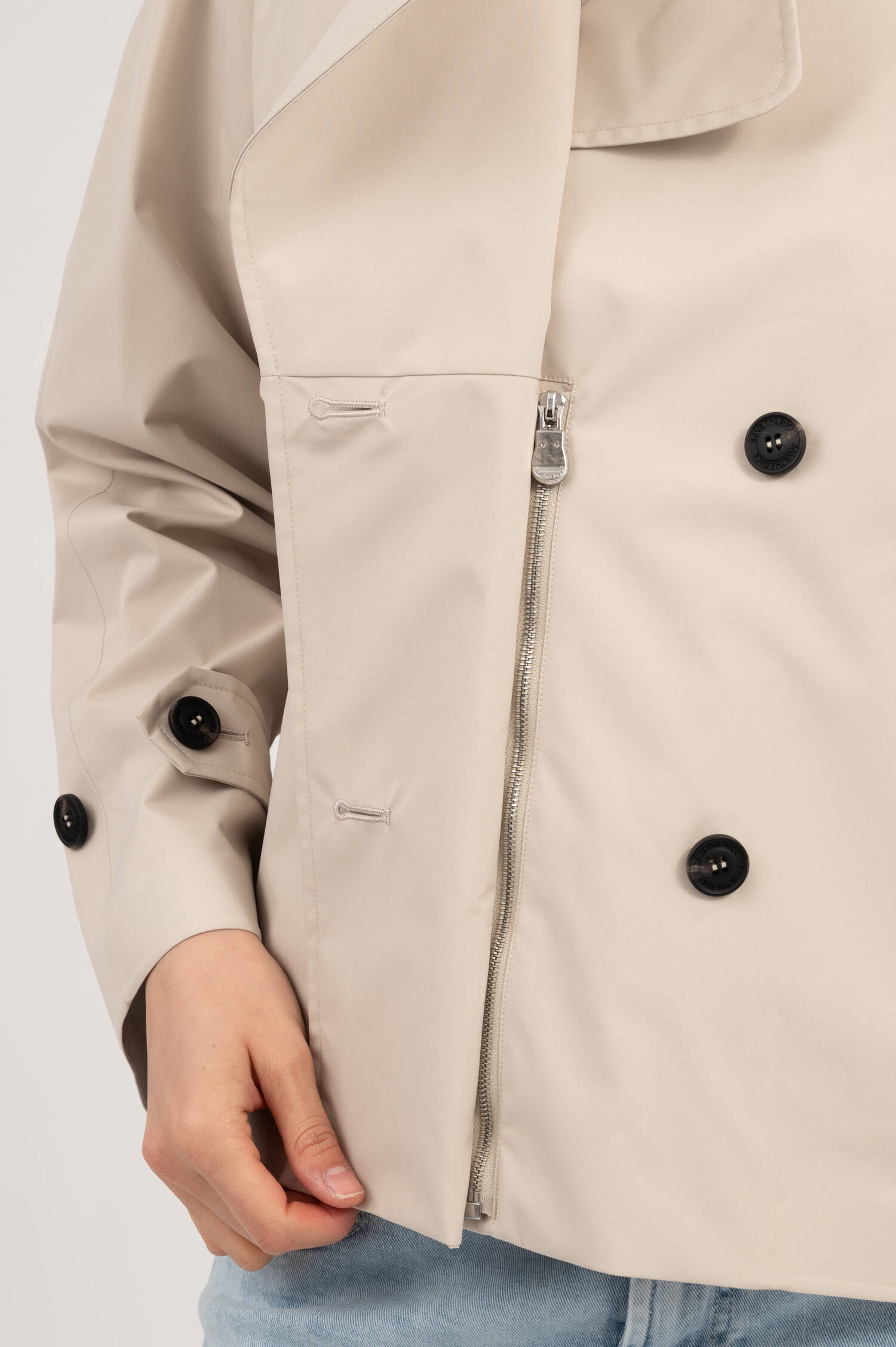 Kurze Trenchcoat-Jacke GARBO in Sand Kurze Trenchcoat-Jacke GARBO in Sand