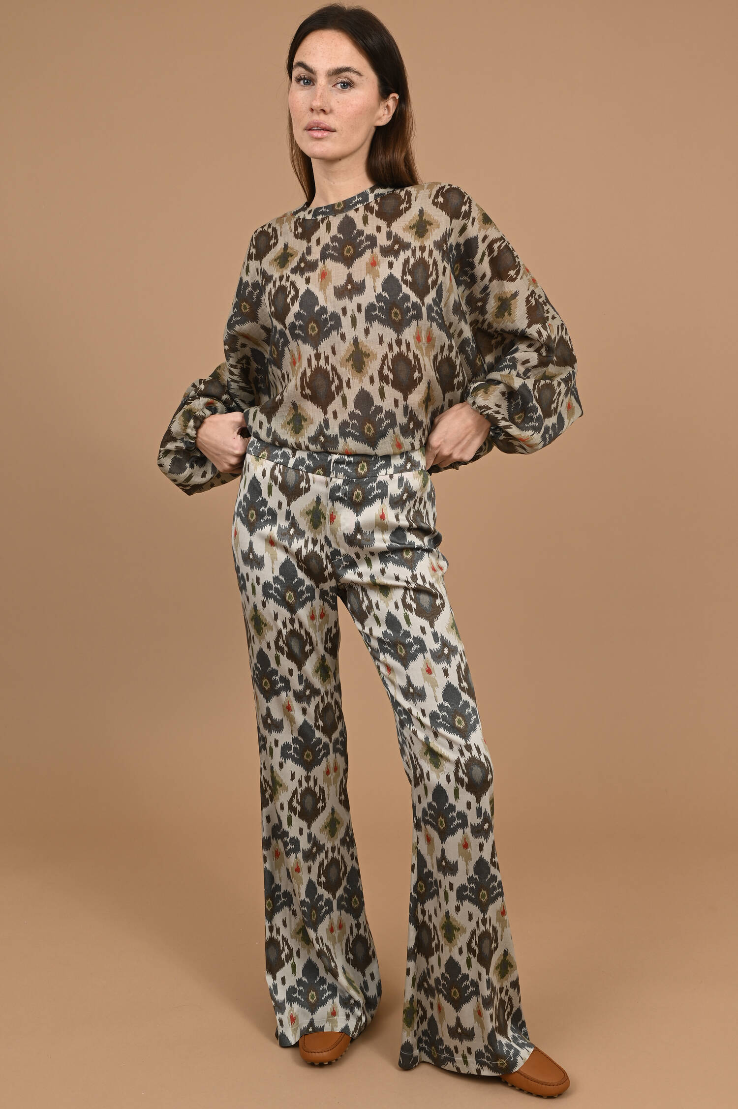 Hose mit Perlenbund und Ikat Allover Muster