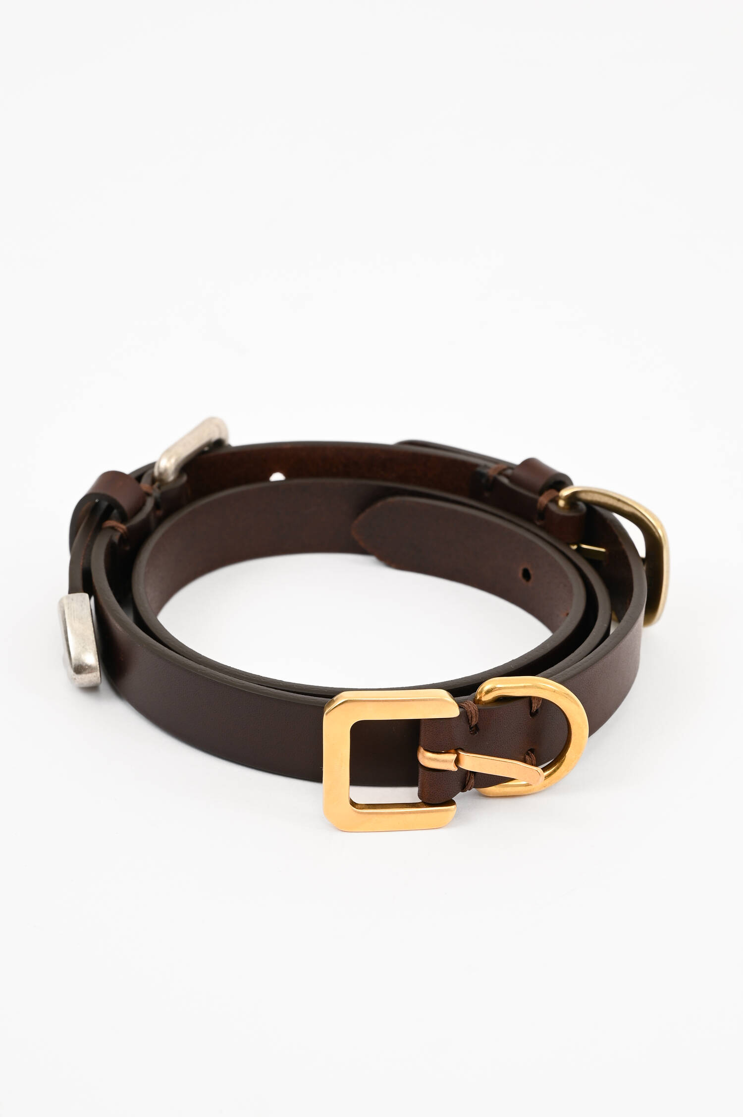 Ledergürtel mit dekorativen Gürteldetails in Rot