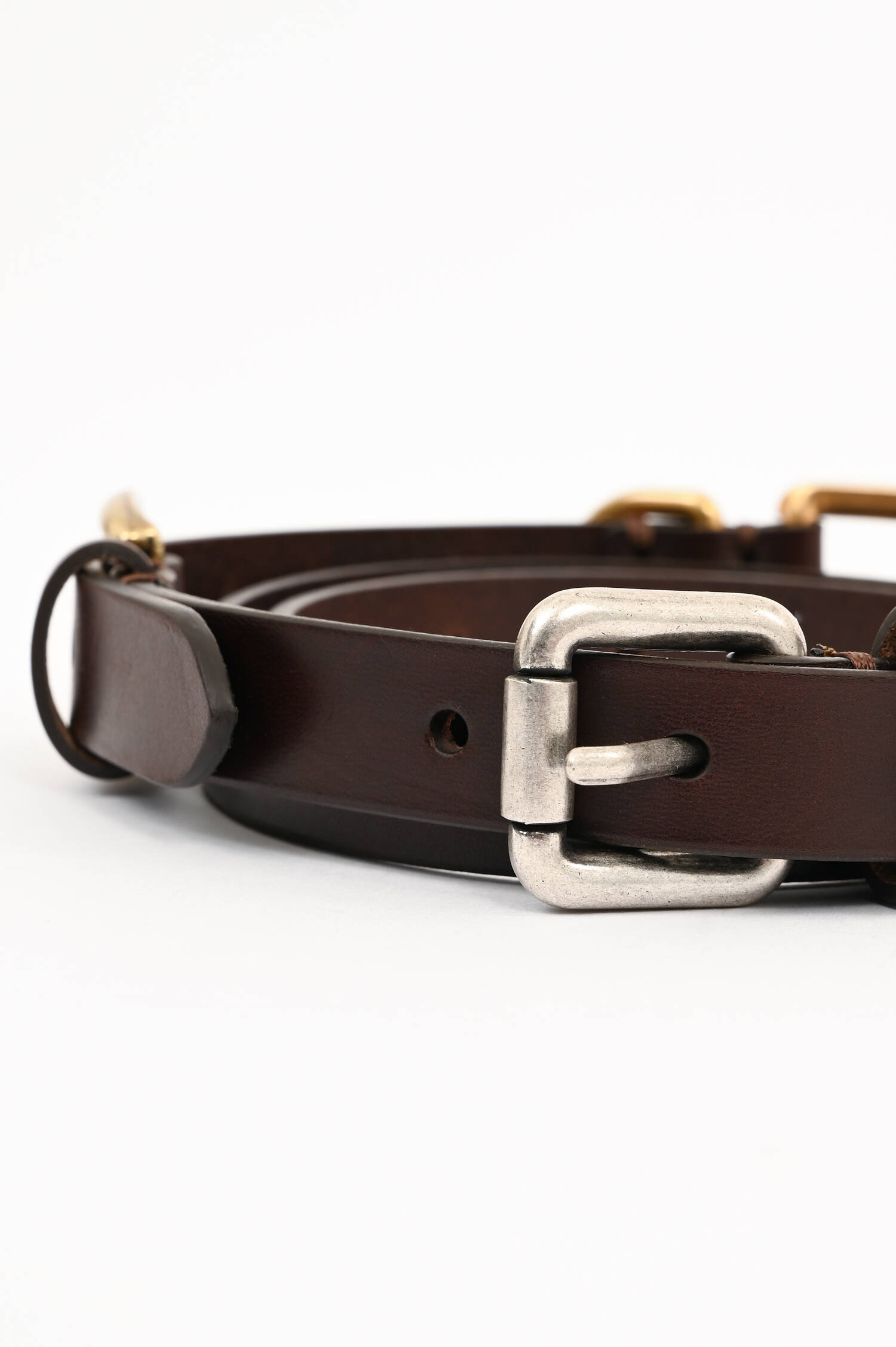 Ledergürtel mit dekorativen Gürteldetails in Rot