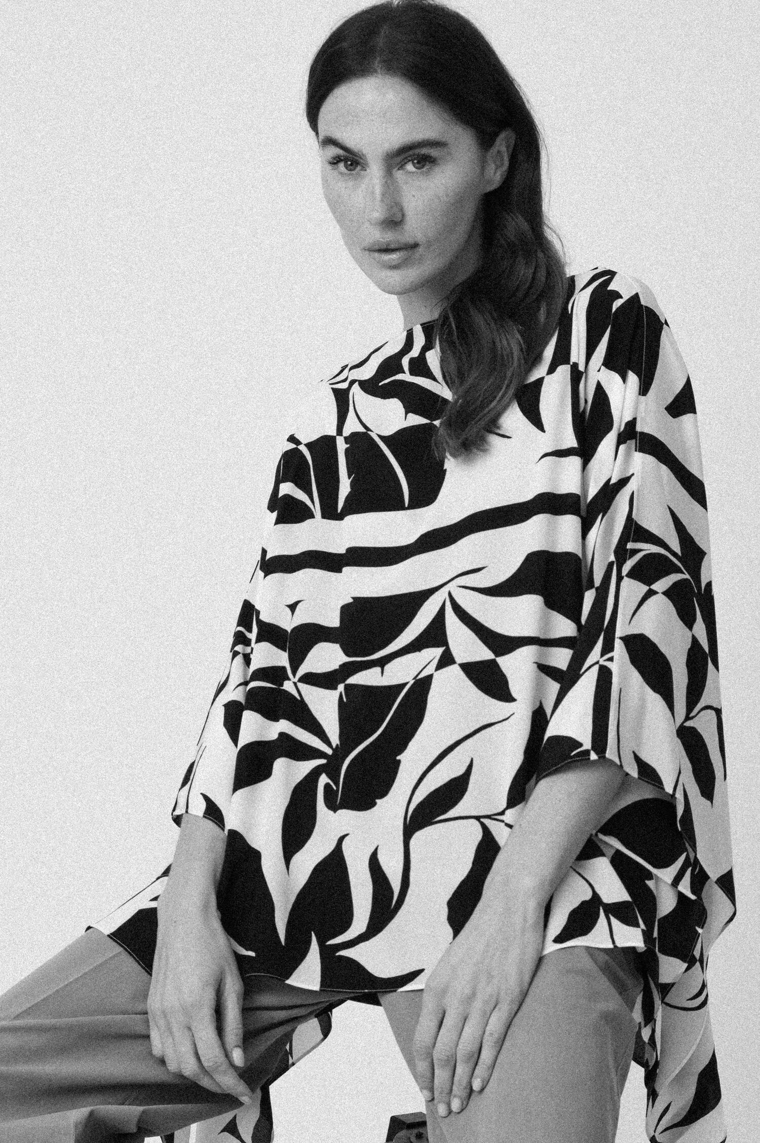 Seiden Poncho TAMBUTO in Schwarz/Weiß