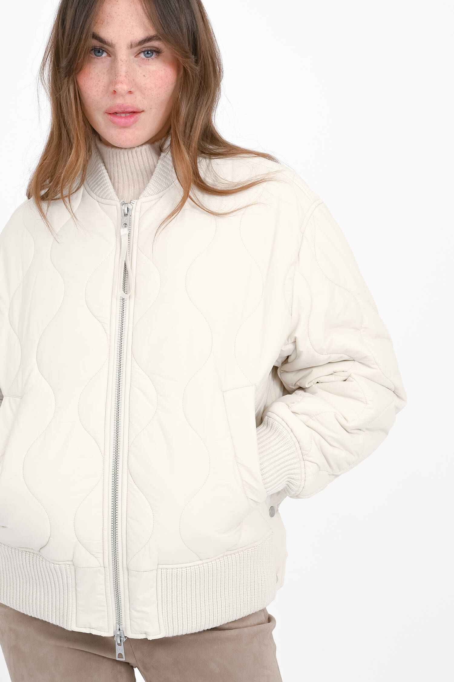 Bomberjacke mit Wellen-Stepp-Optik in White Bomberjacke mit Wellen-Stepp-Optik in White