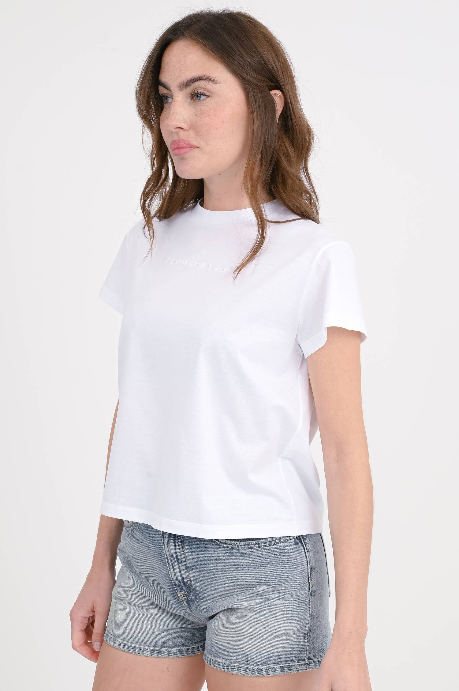 Boxy T-Shirt mit L'AMOUR Stickerei in Weiß Boxy T-Shirt mit L'AMOUR Stickerei in Weiß