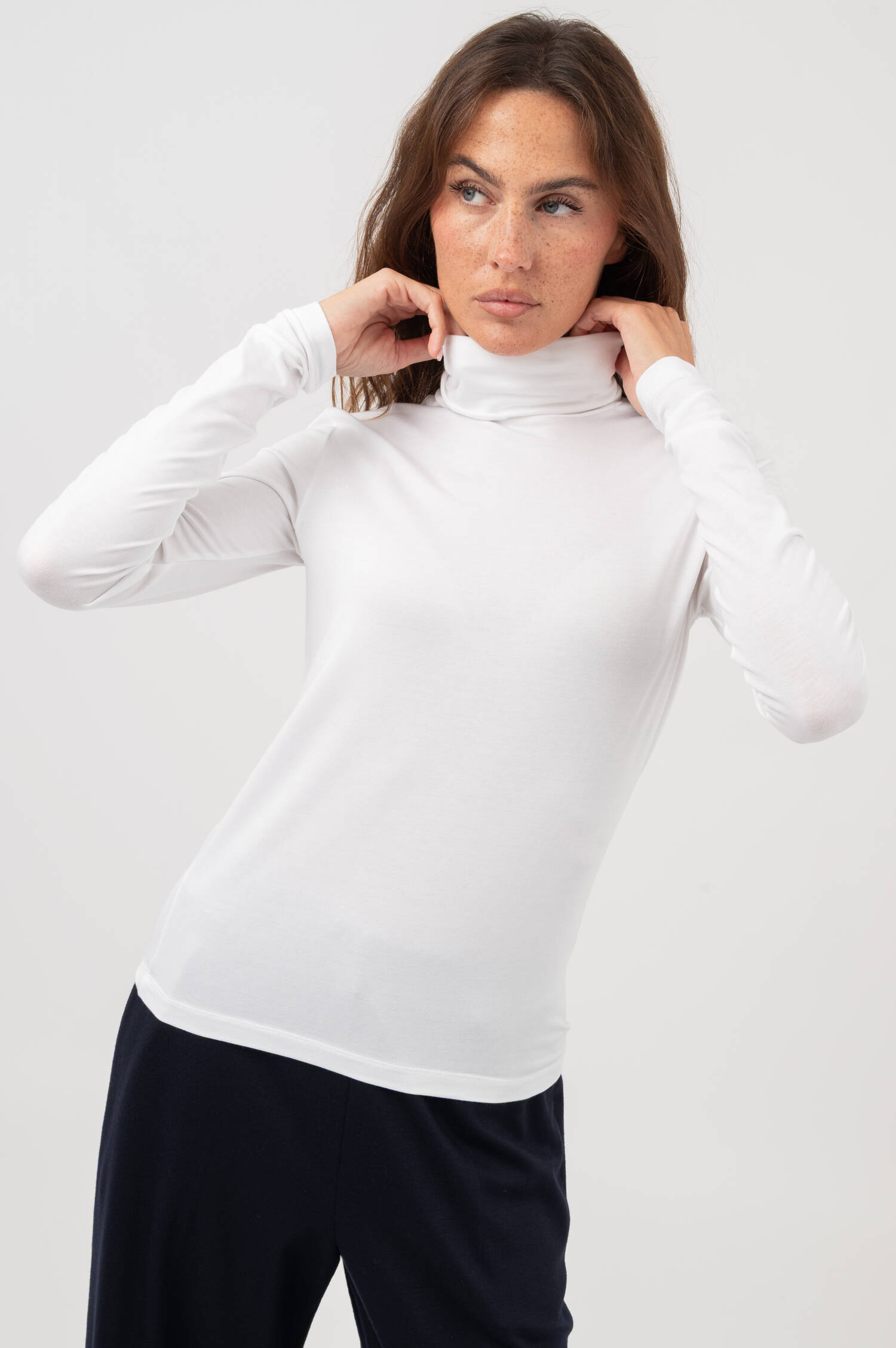 Rollkragen-Langarmshirt in Weiß