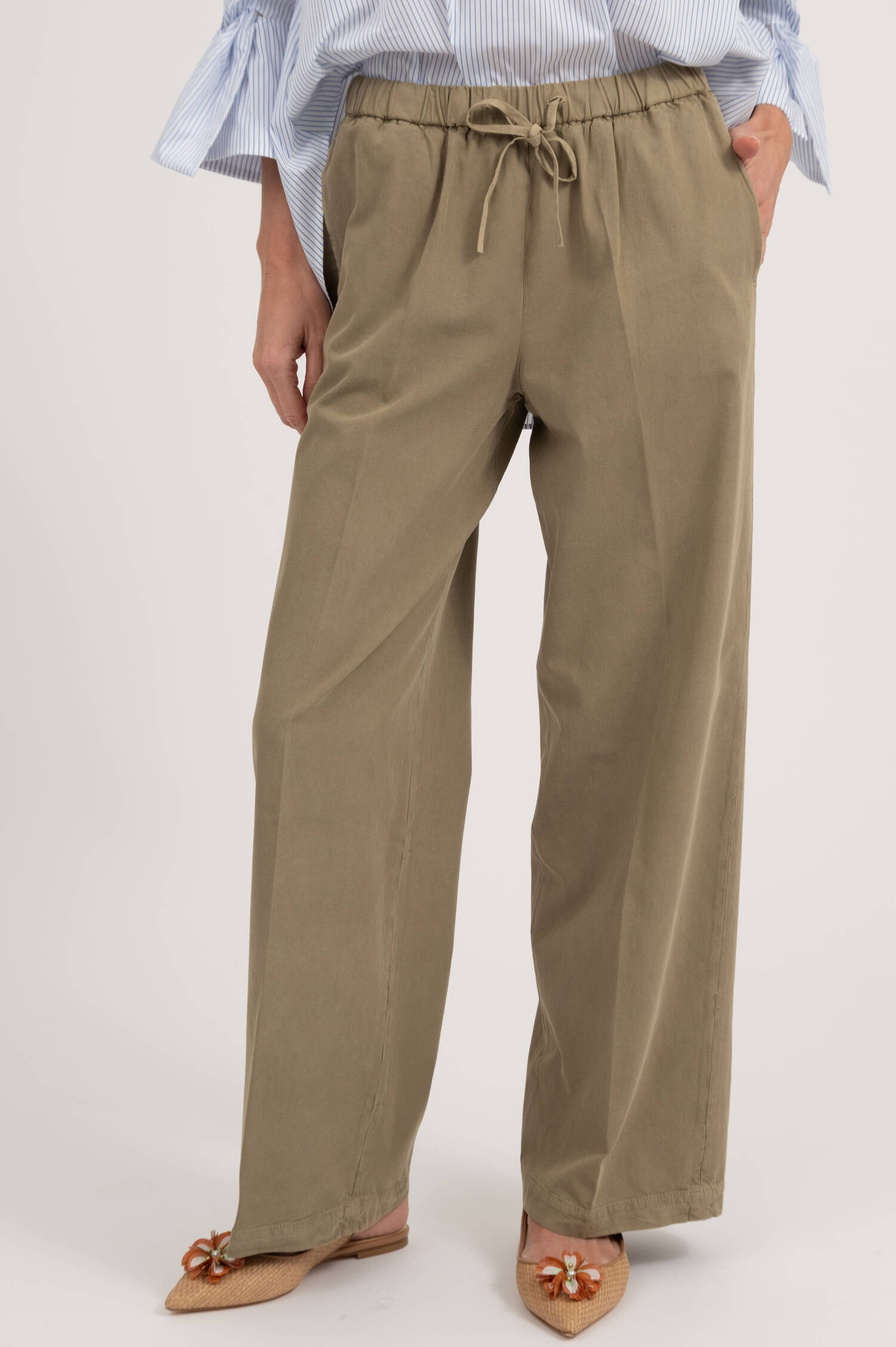 Hose mit weitem Bein in Oliv