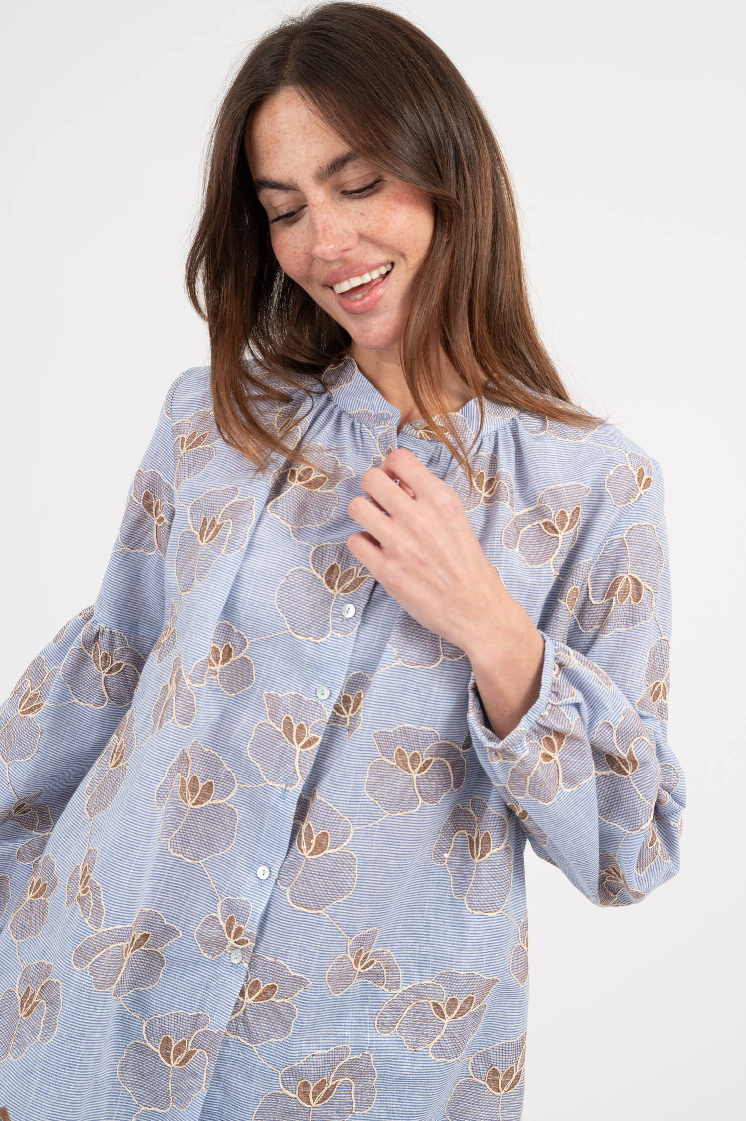 Bluse mit Stick in Hellblau/Braun