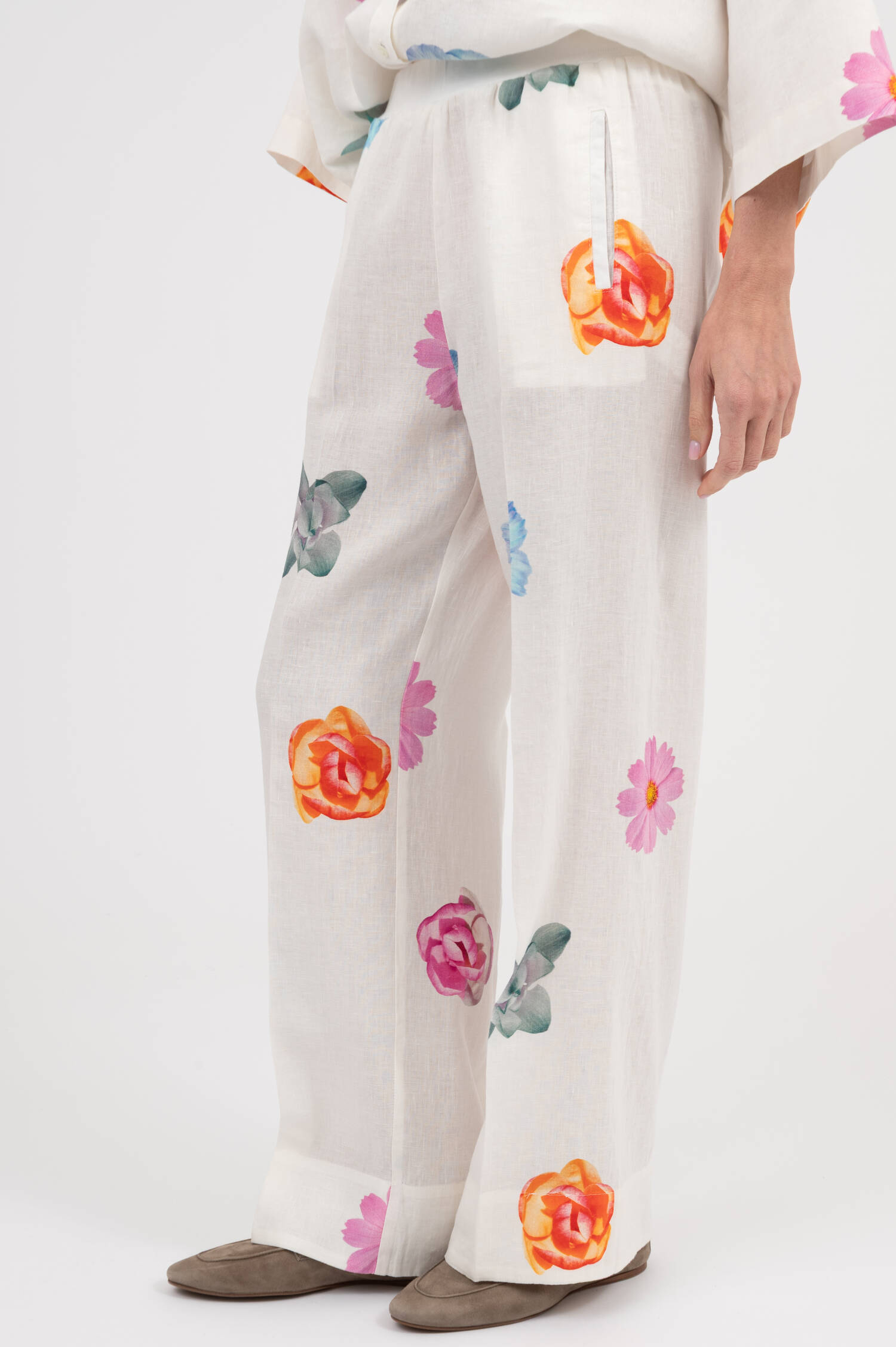 Leinenhose mit Blumen-Print in Weiß