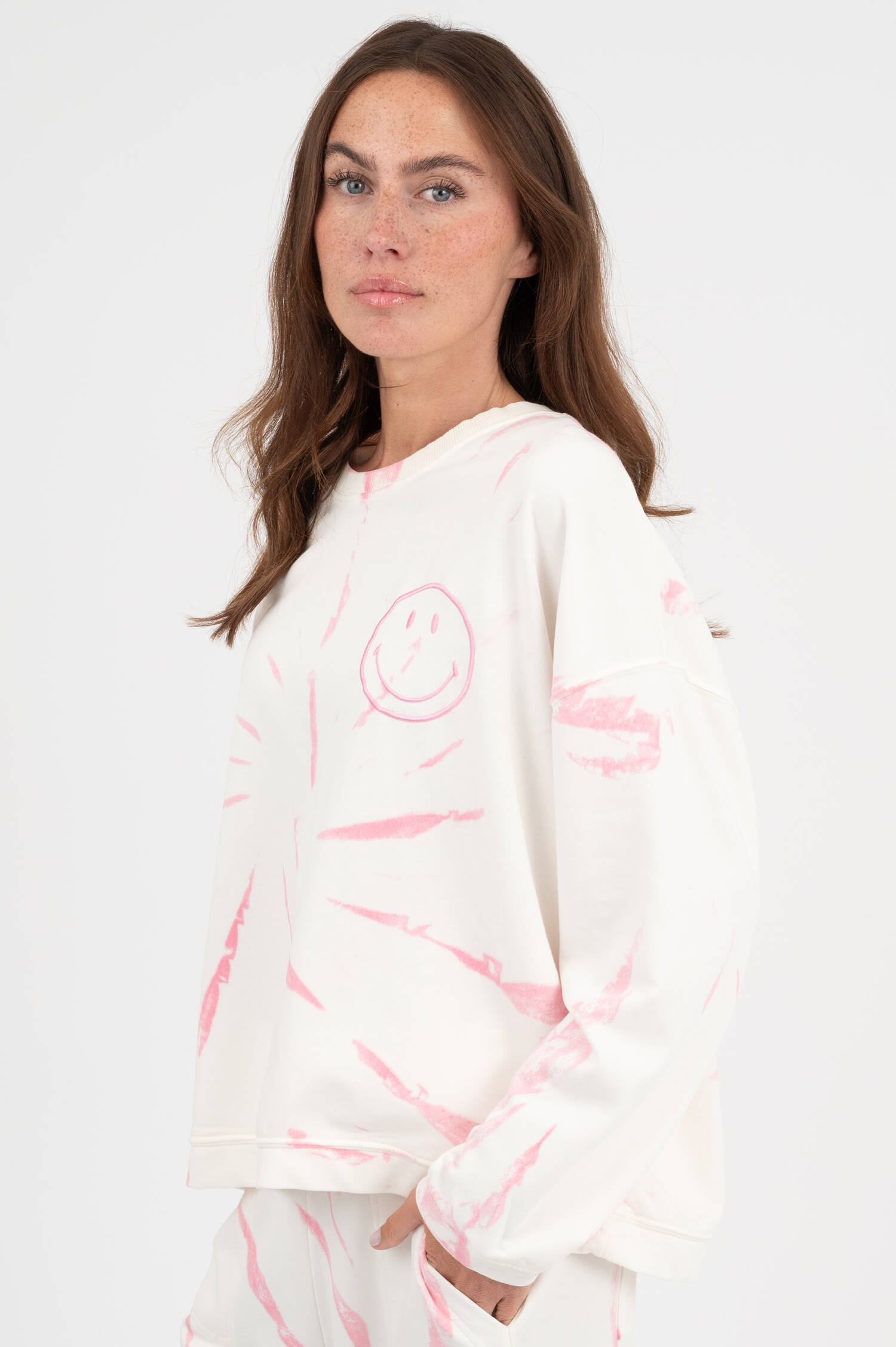 Sweater mit Batik-Muster in Weiß/Pink