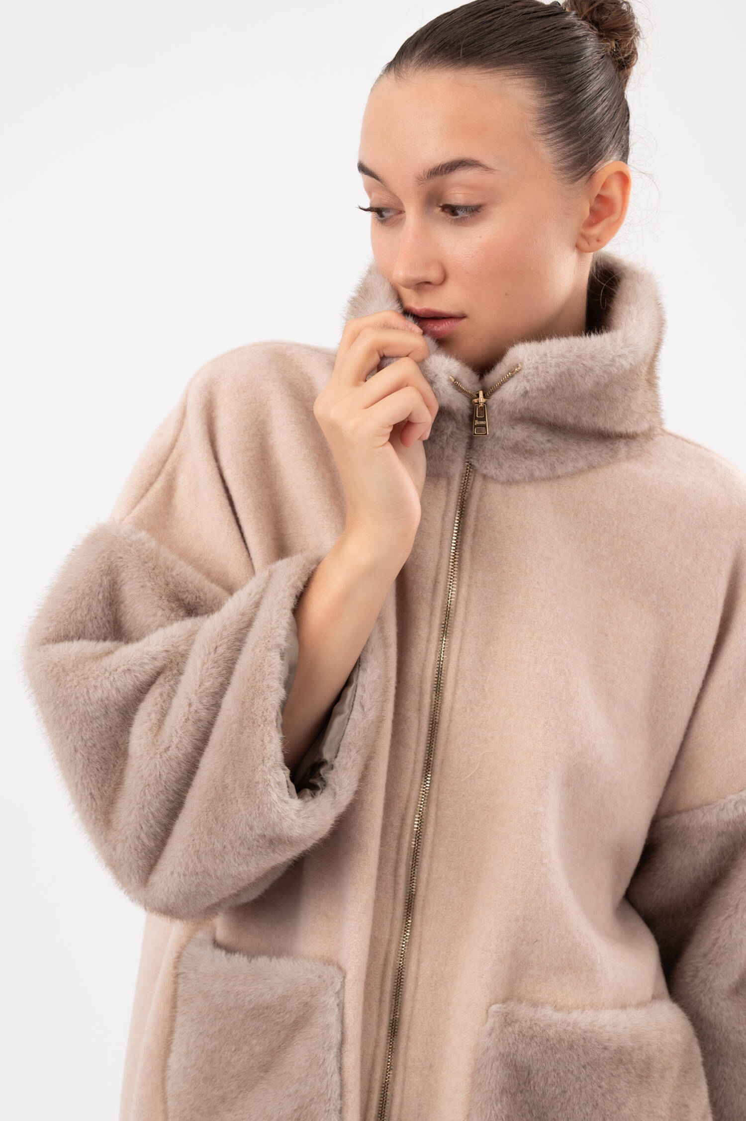 Jacke mit Fransen und Faux-Fur-Einsatz in Beige