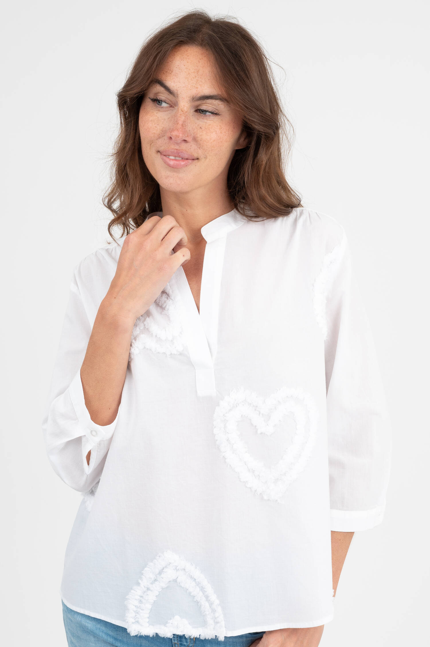 Bluse mit Herz-Applikation in Weiß Bluse mit Herz-Applikation in Weiß