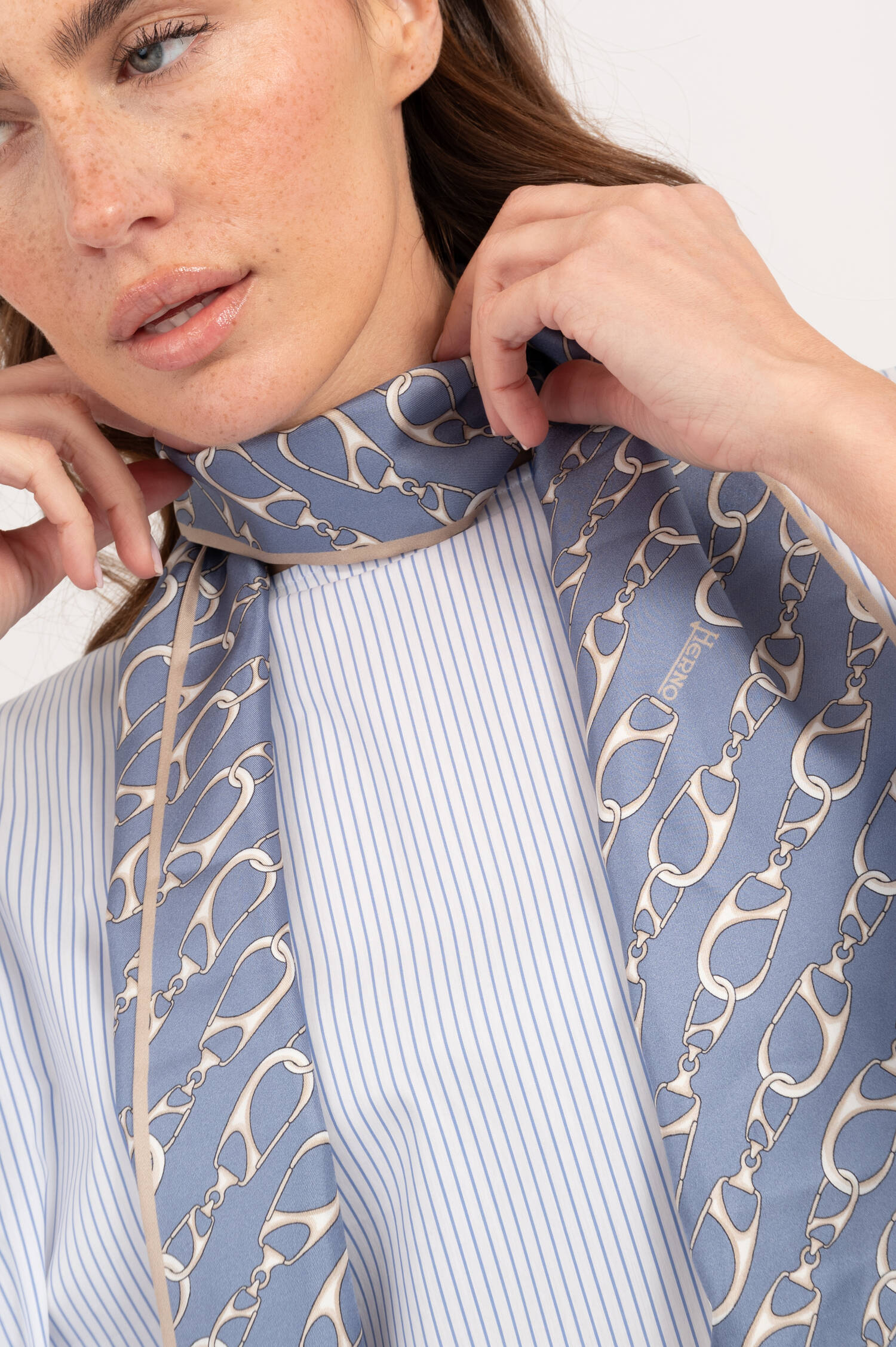 Schmales Seidentuch mit Print in Blau