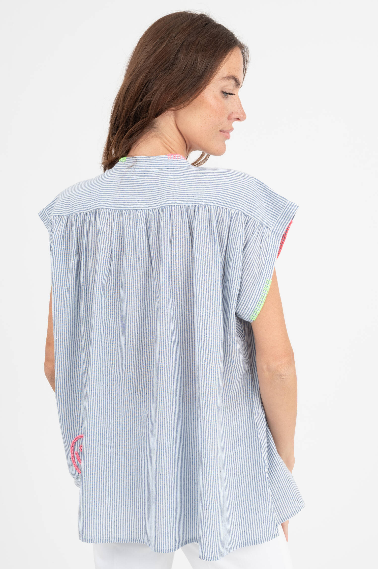 Bluse mit Perlen-Applikation in Ecru/Blau