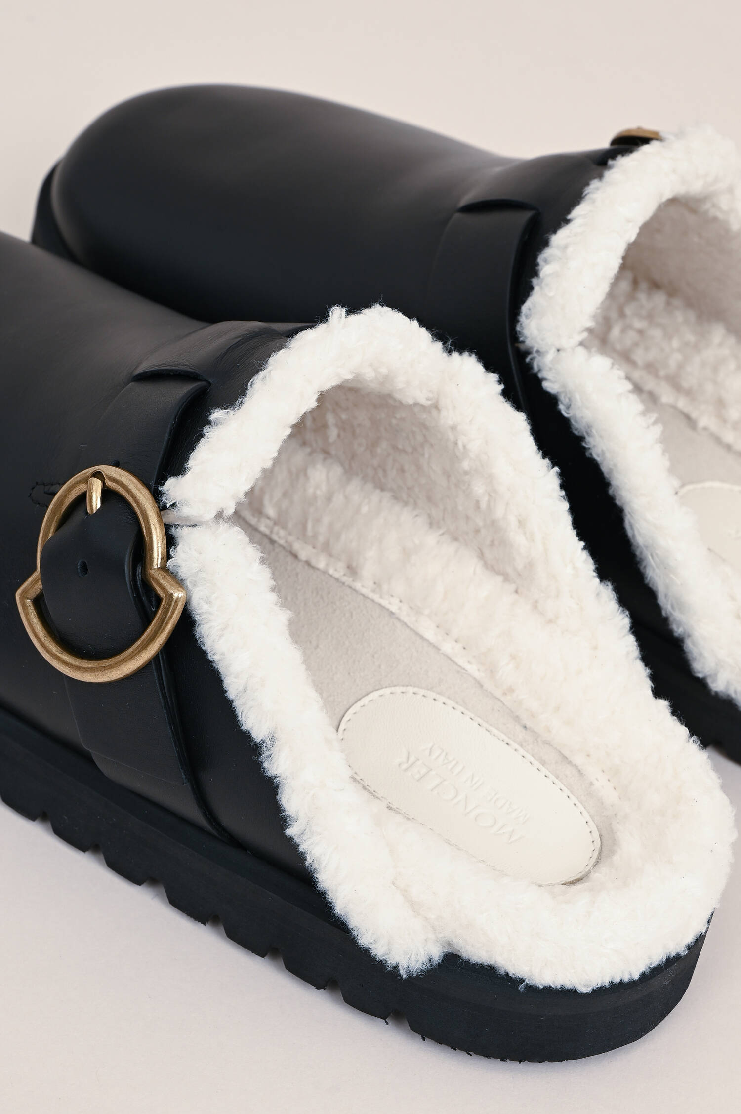 Buckle Pantoletten BELL in Schwarz