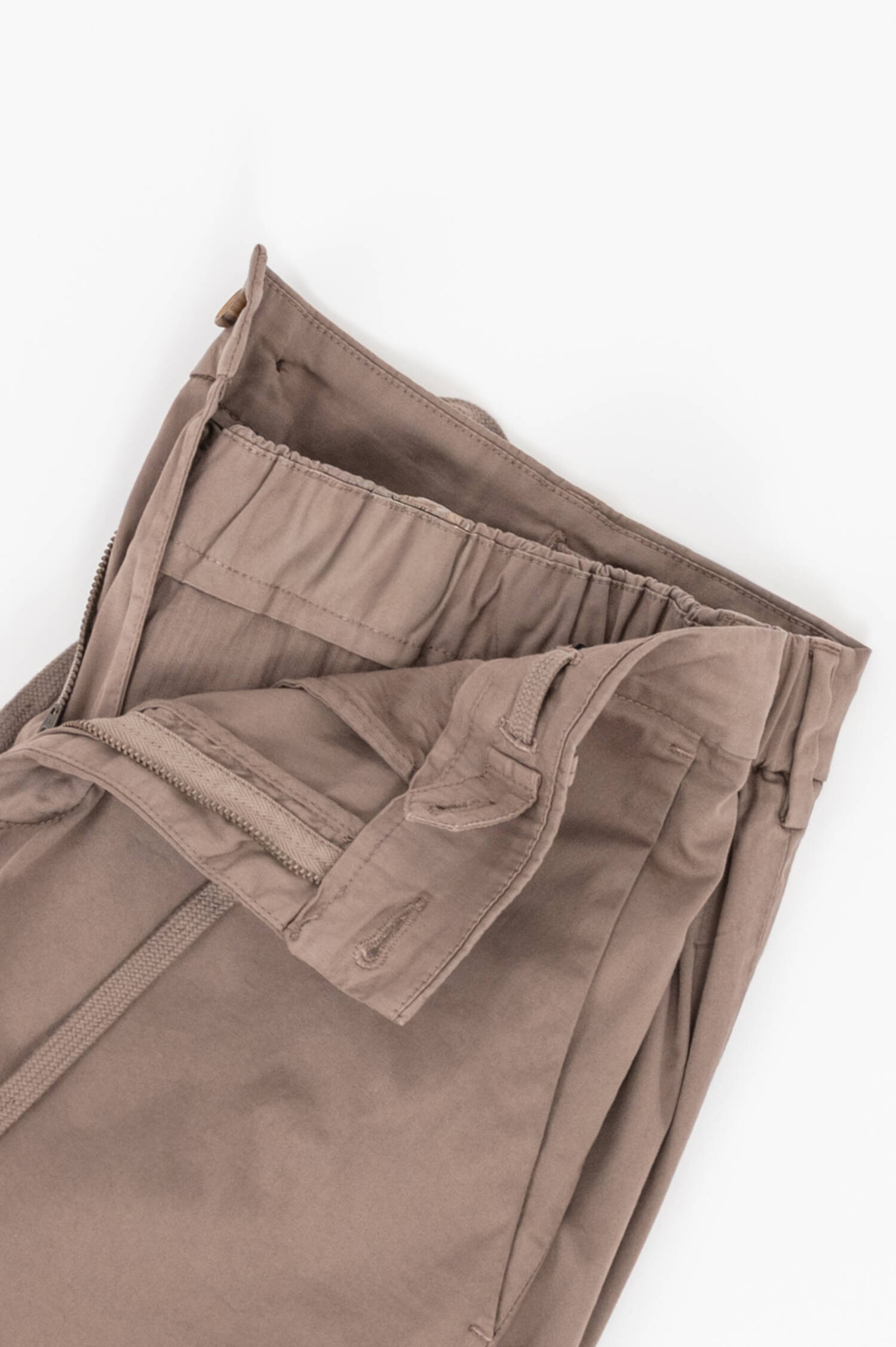 Chino mit Seidenanteil in Taupe