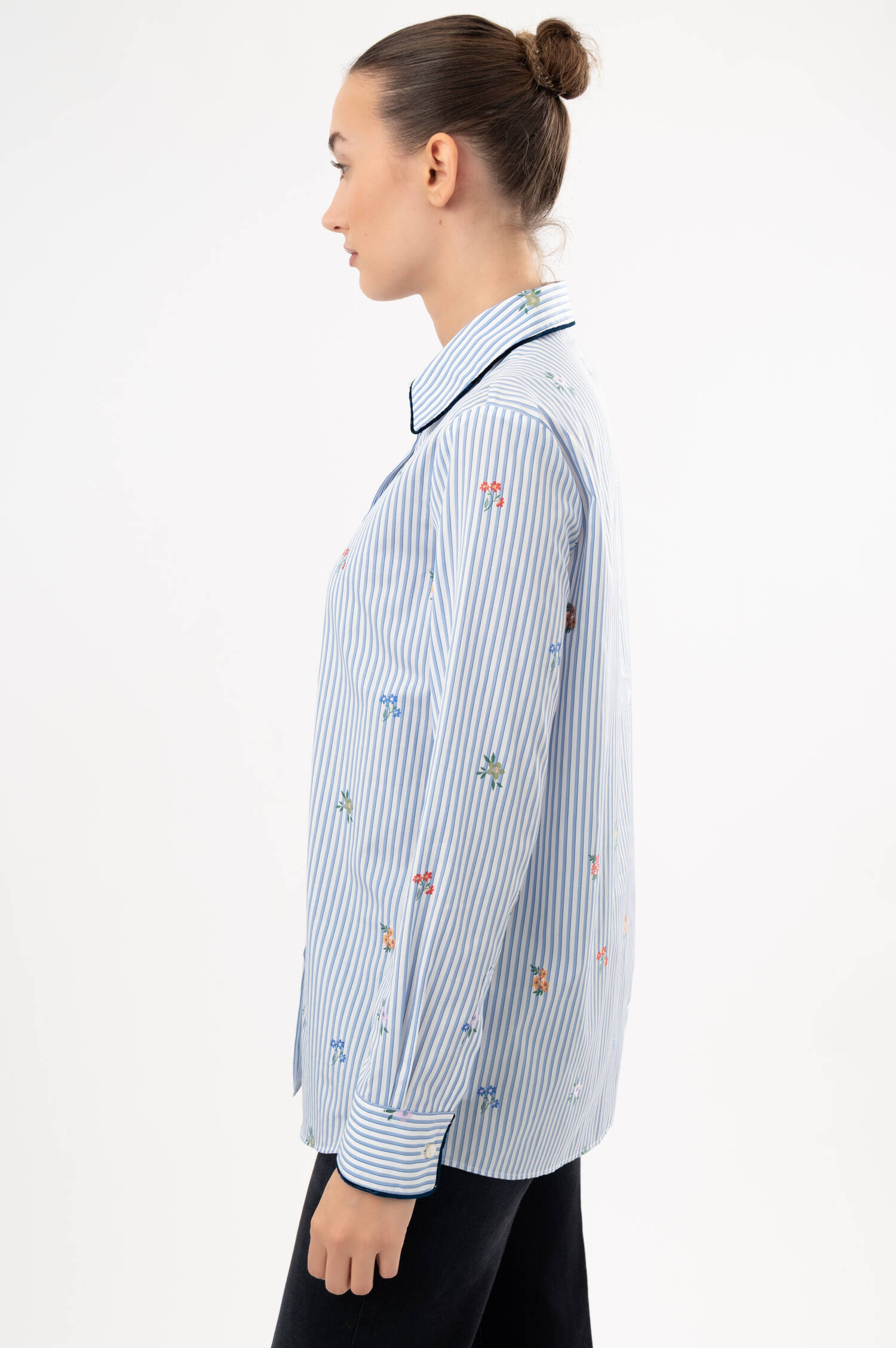 Gestreifte Bluse mit Blumenprint in Blau/Weiß Gestreifte Bluse mit Blumenprint in Blau/Weiß