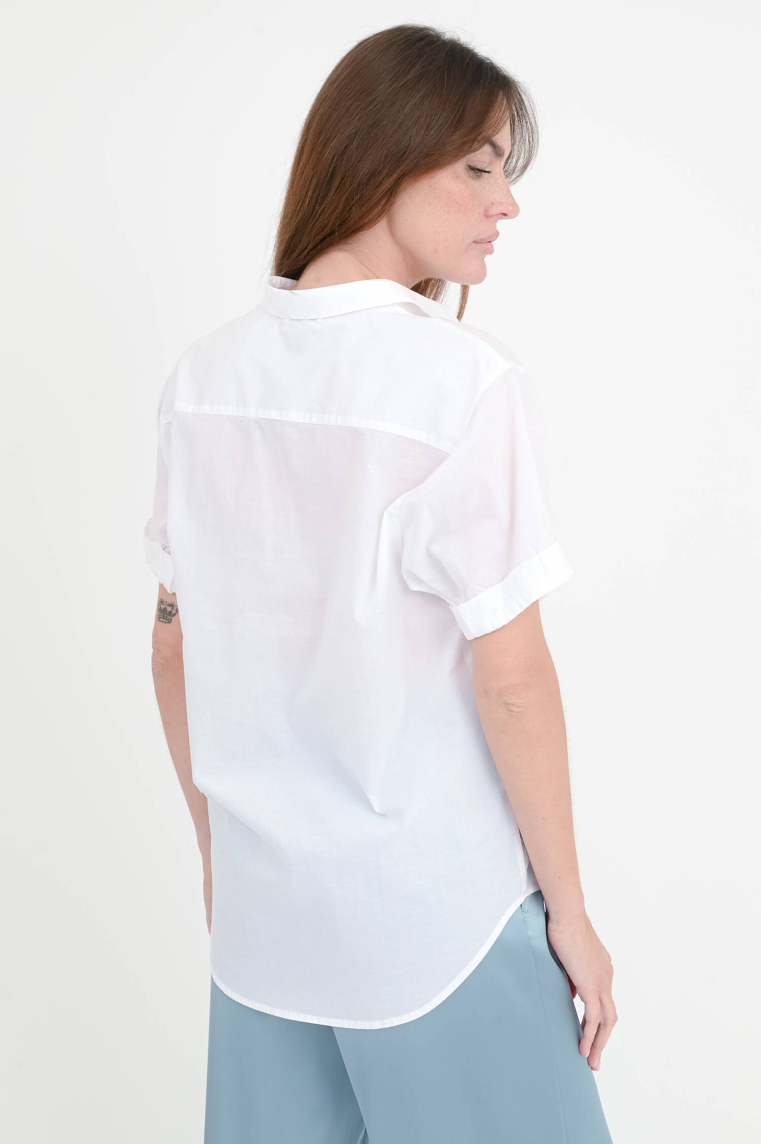 Kurzarm Bluse mit dekorativen Arm-Detail in Weiß
