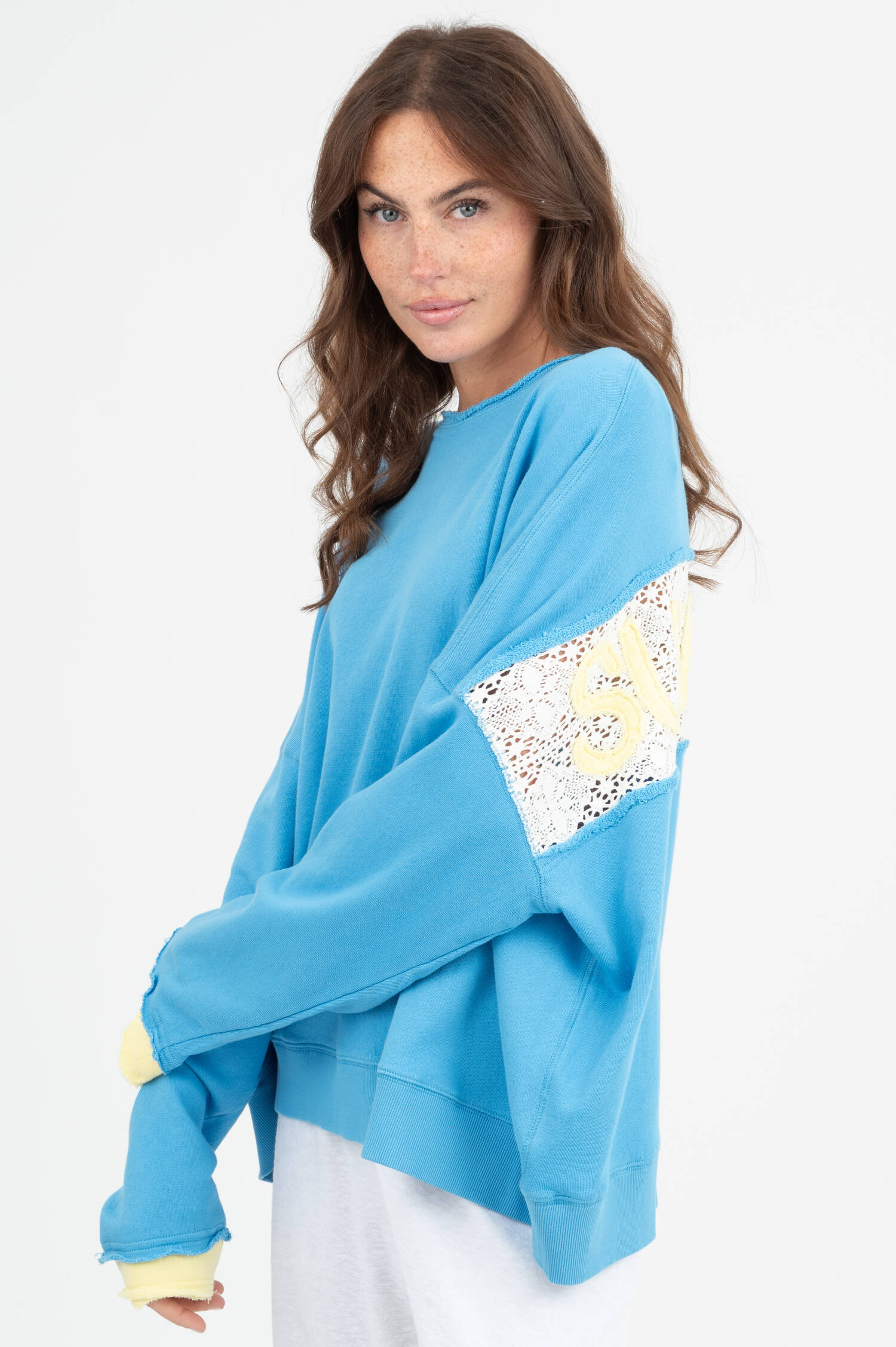 Sweater mit Häkel-Einsatz in Blau Sweater mit Häkel-Einsatz in Blau