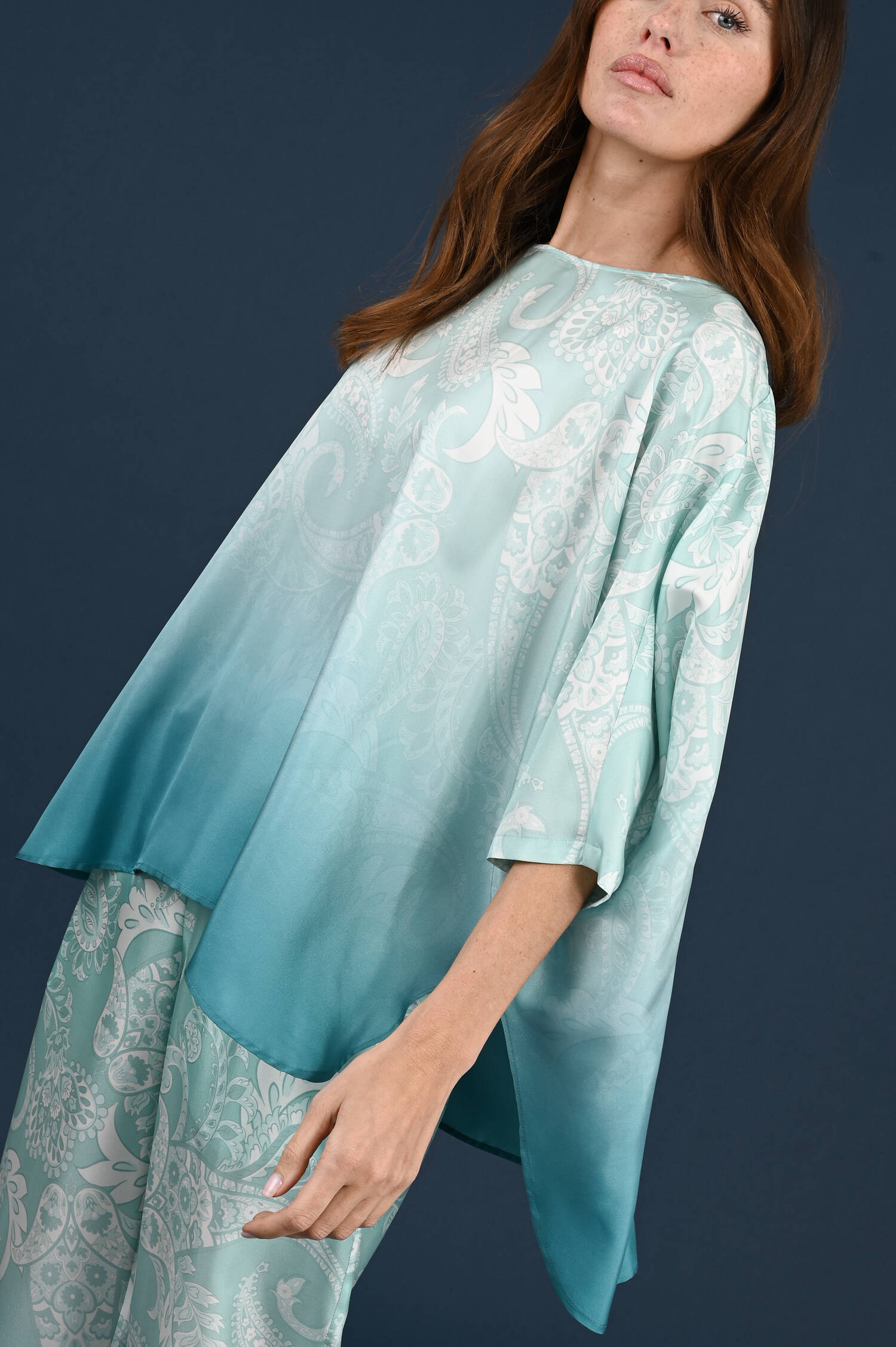 Seidentop mit Paisley-Muster in Aquamarine