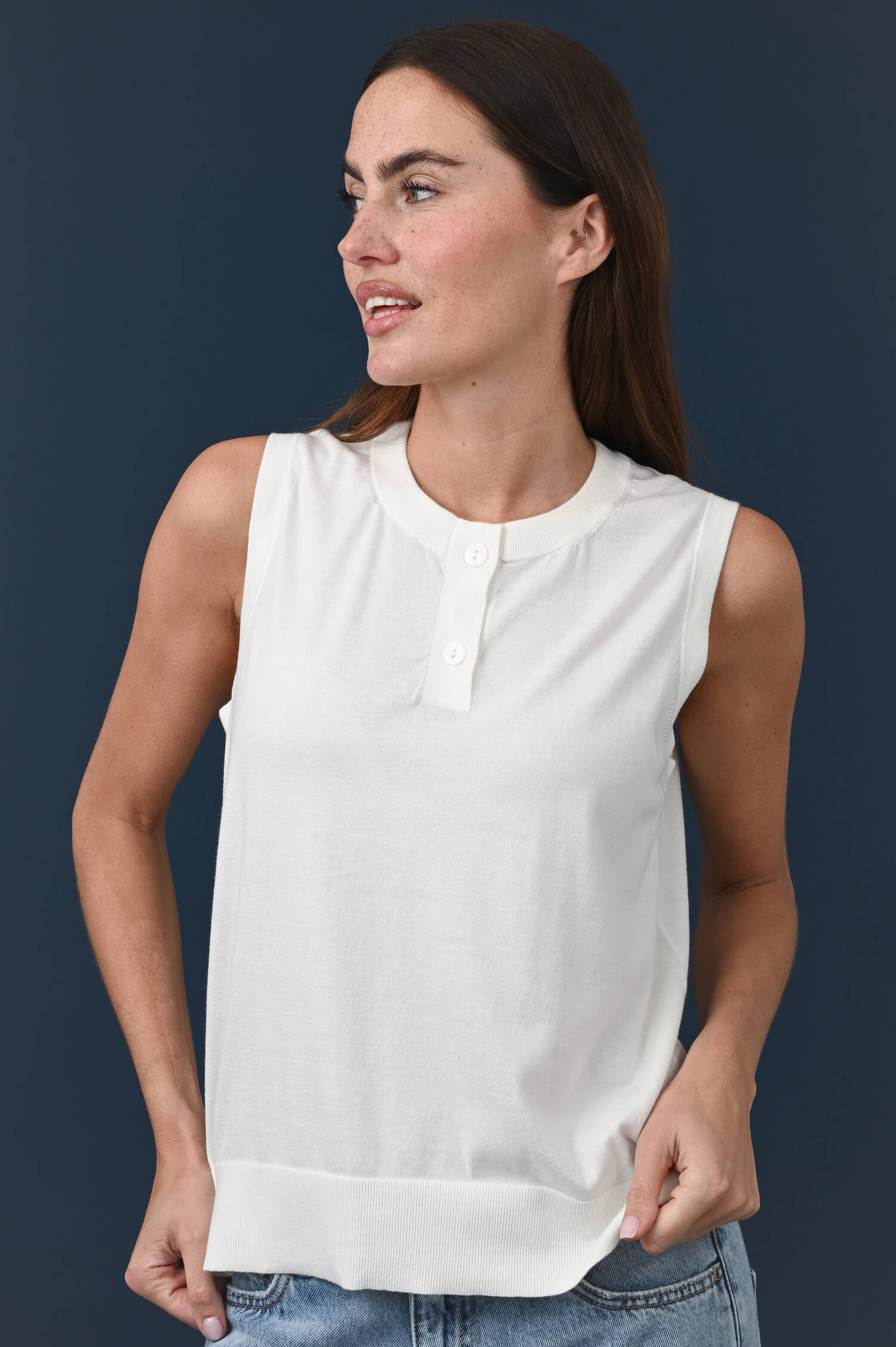 Ärmelloser Pullover mit Raffung-Details in Weiß