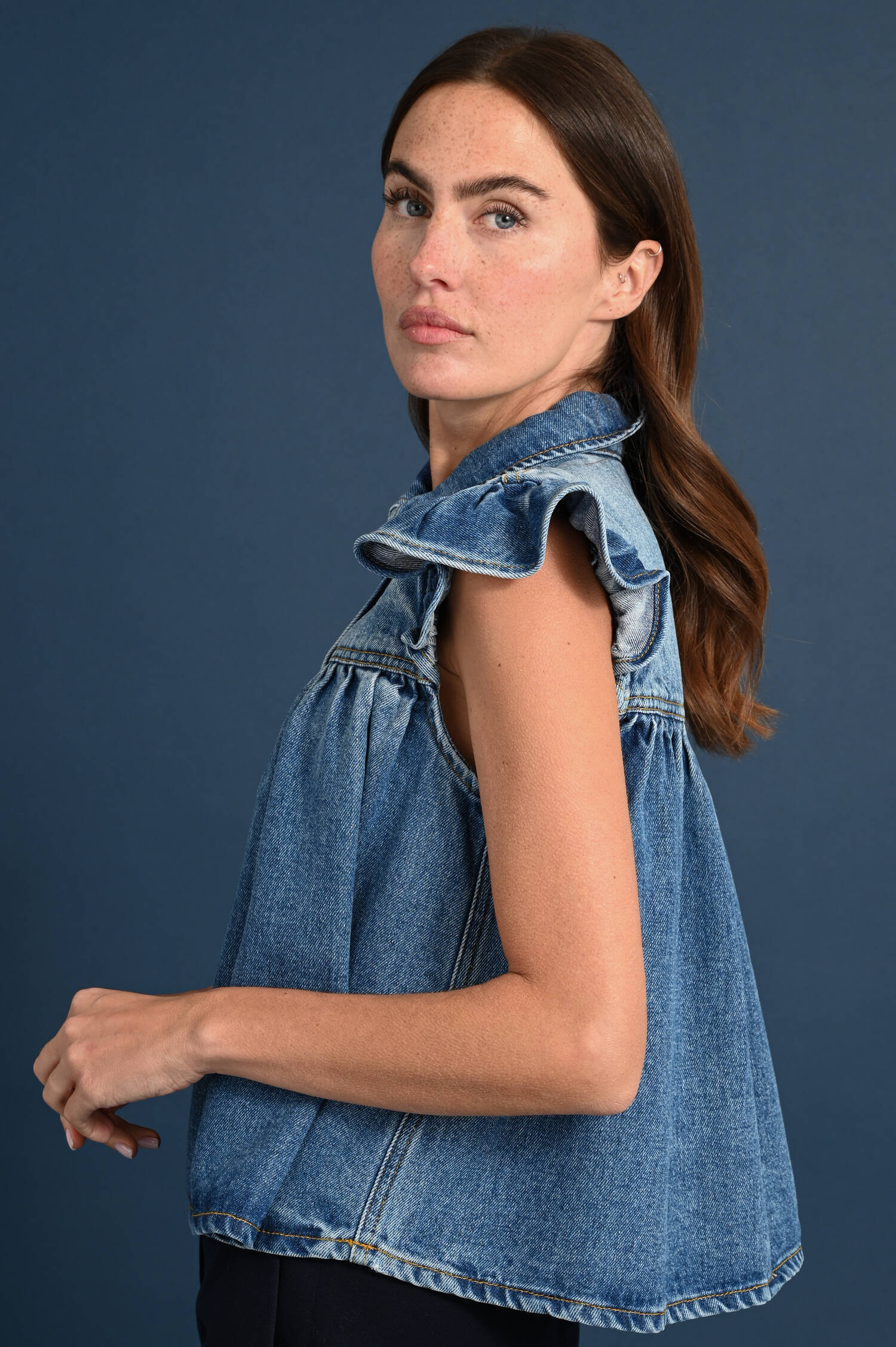 Denim Kurzarmbluse mit Volant-Ärmeln in Used Blue