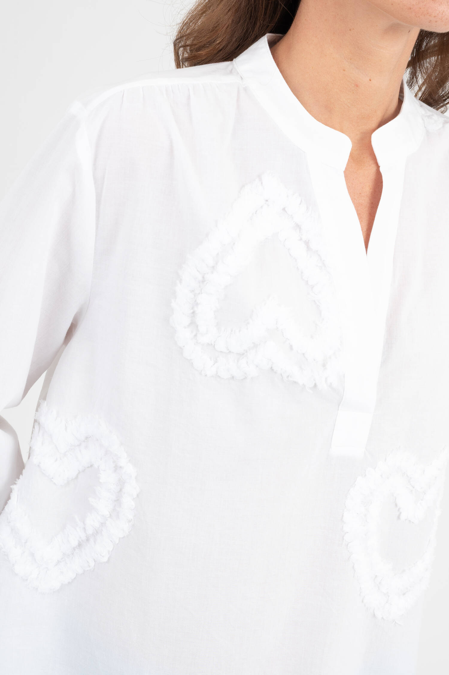 Bluse mit Herz-Applikation in Weiß