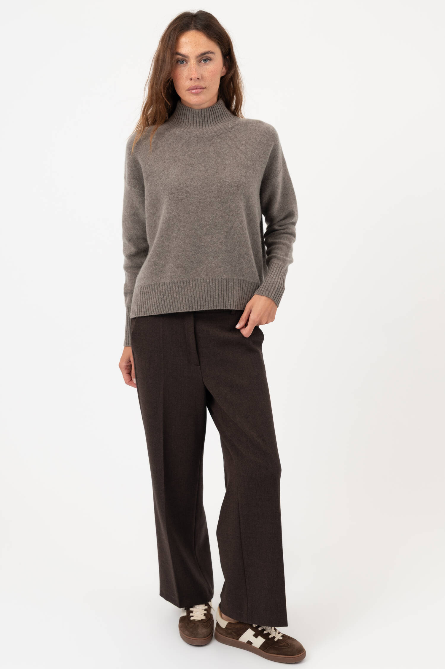 Oversized-Rollkragen-Pullover in Taupe Oversized-Rollkragen-Pullover in Taupe