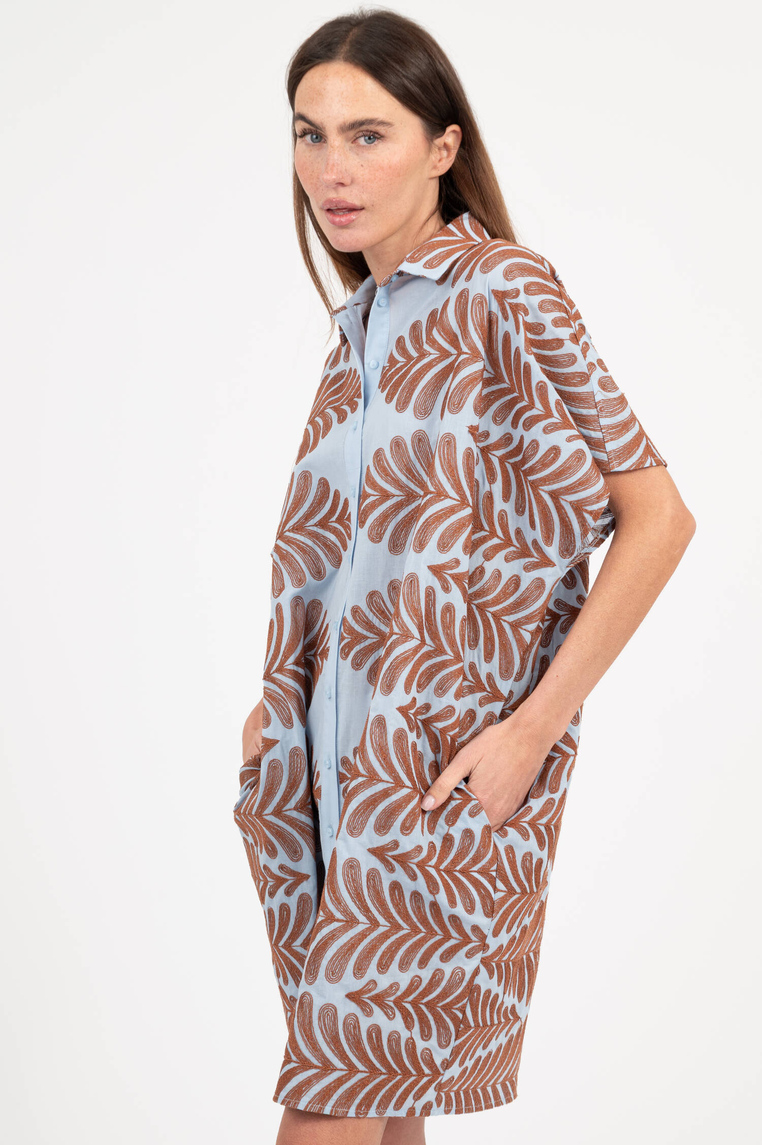Oversize Bluse mit Stick in Hellblau/Braun
