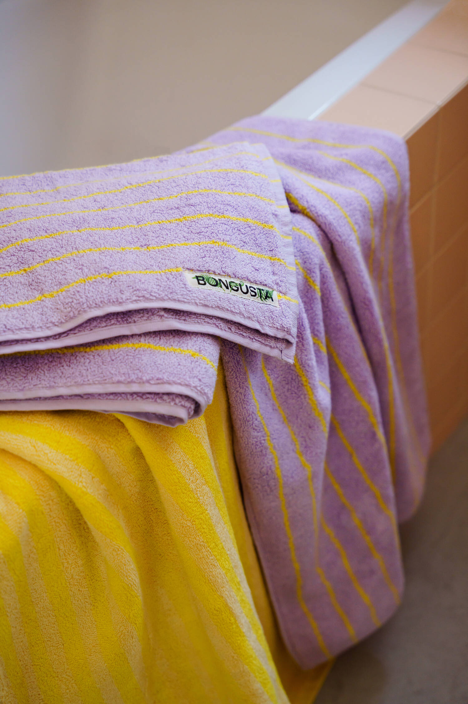 Großes Frotteehandtuch NARAM in Flieder/Gelb