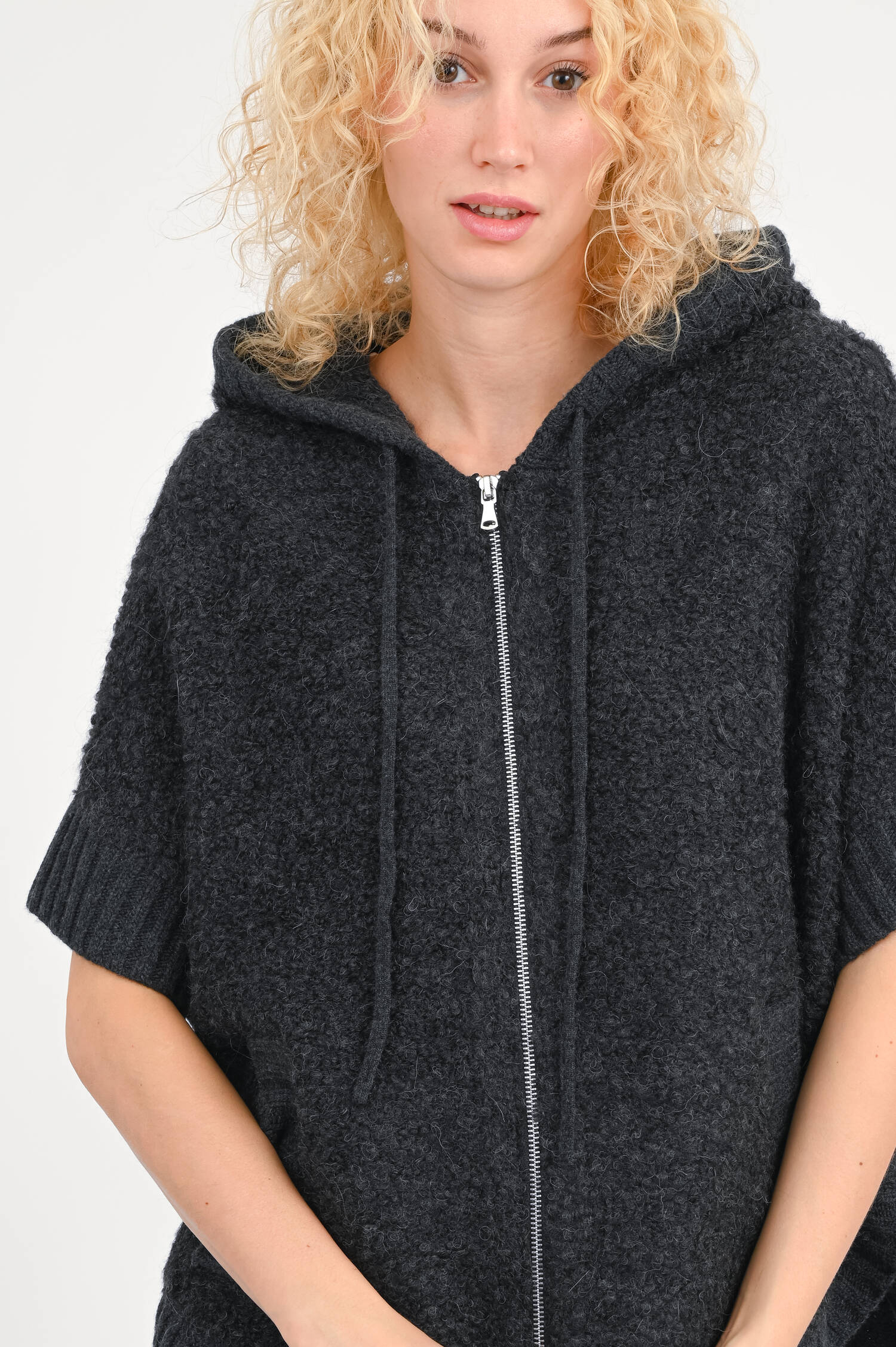 Boxy Strickweste mit Kapuze in Anthrazit Boxy Strickweste mit Kapuze in Anthrazit