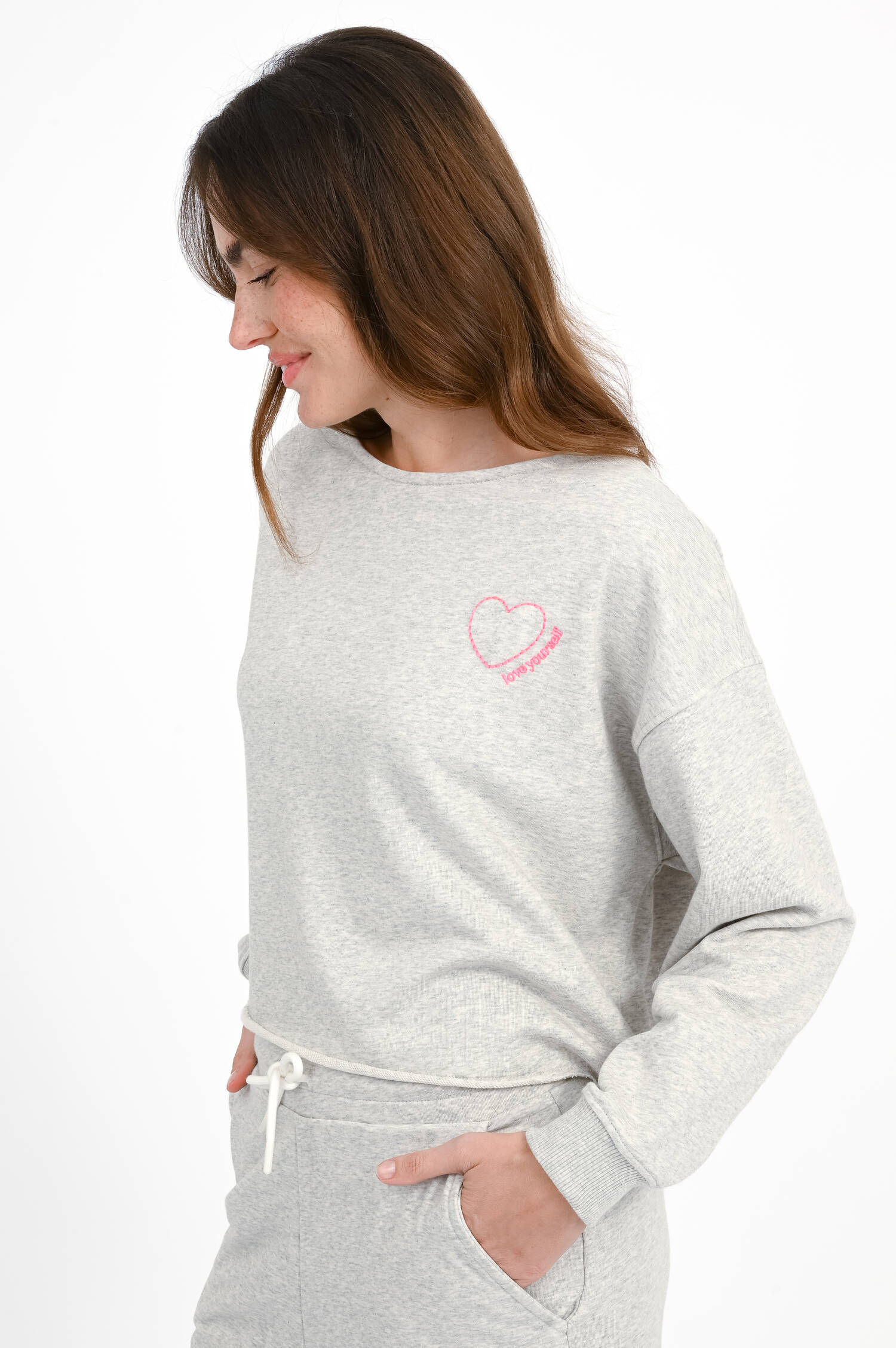 Sweater mit Herz-Stickerei in Grau meliert