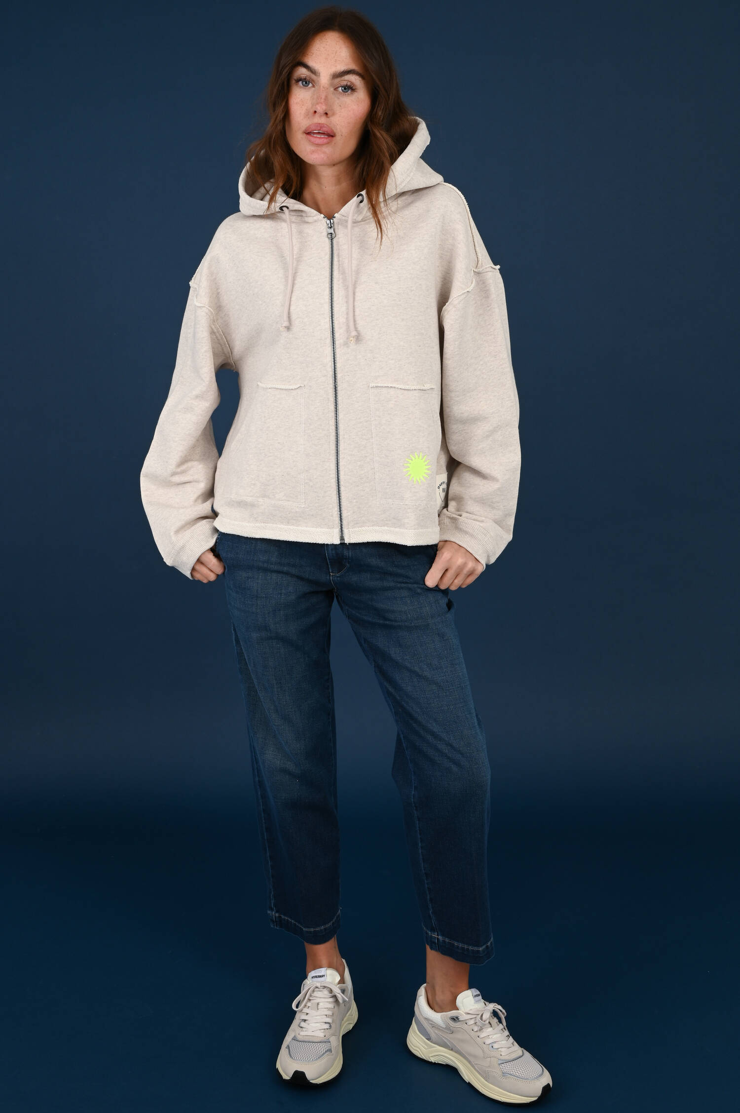 Kapuzensweater Good Mood Club in Light Beige