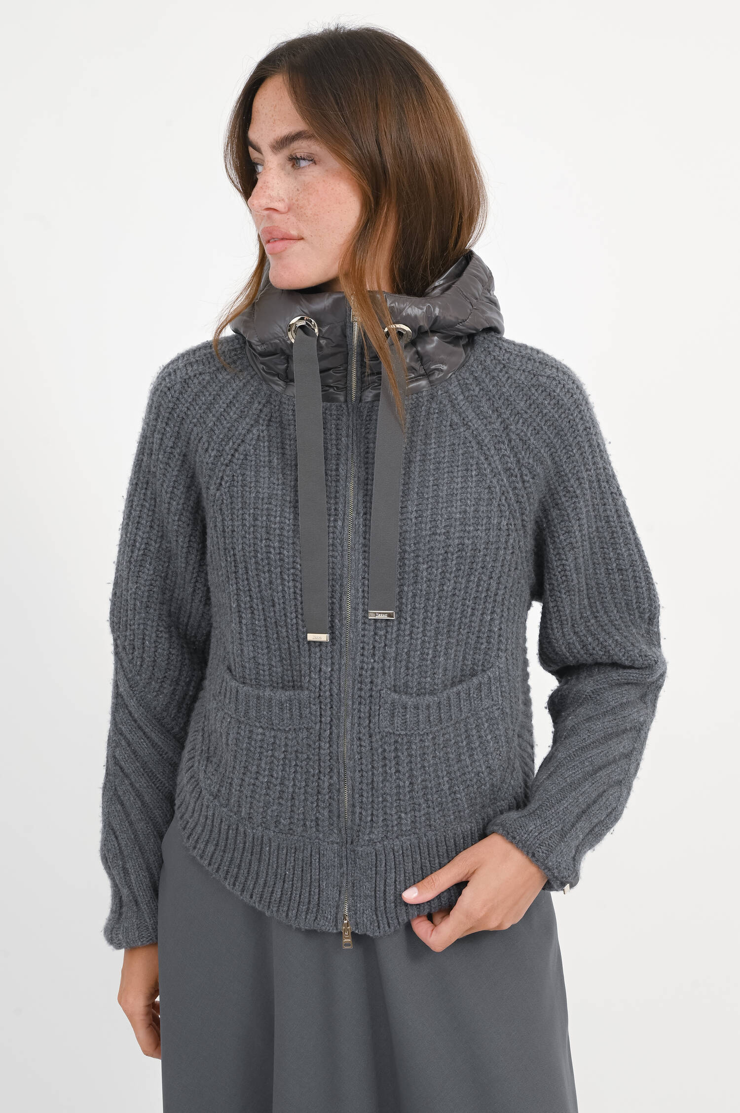 Strickjacke mit Dauneneinsatz und Kapuze in Antra