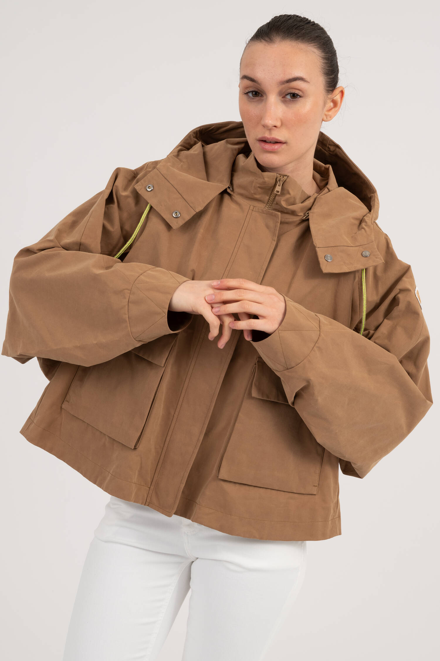 Kurzer Parka mit Kapuze in Camelbraun Kurzer Parka mit Kapuze in Camelbraun