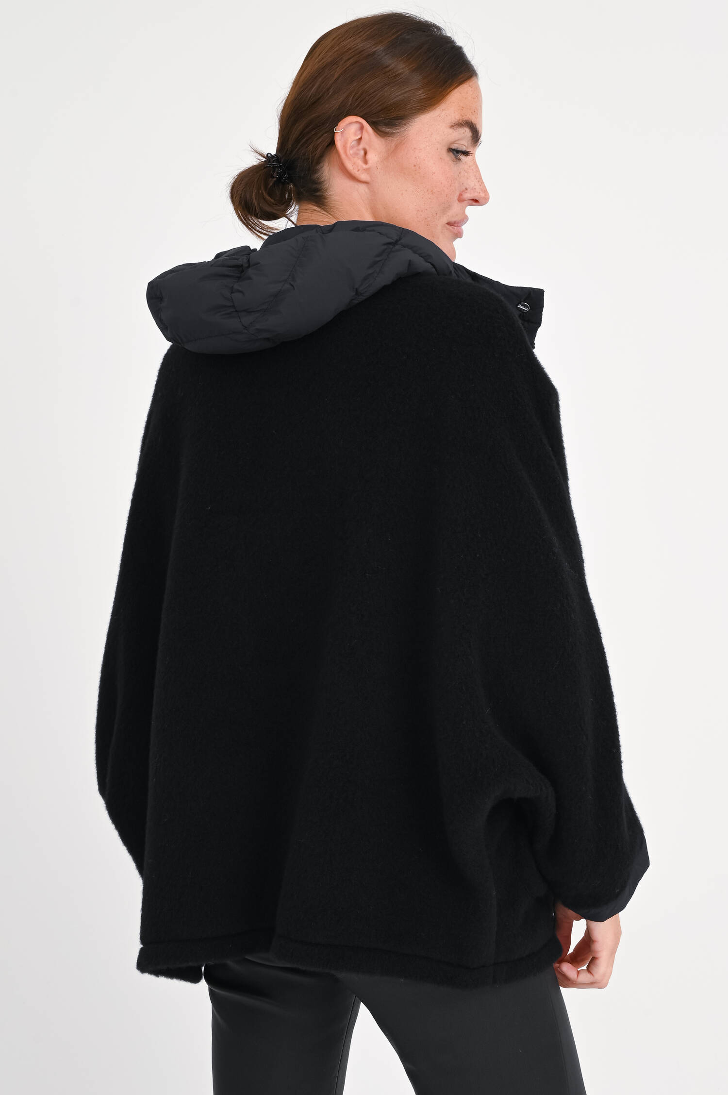 Wollcape in Schwarz