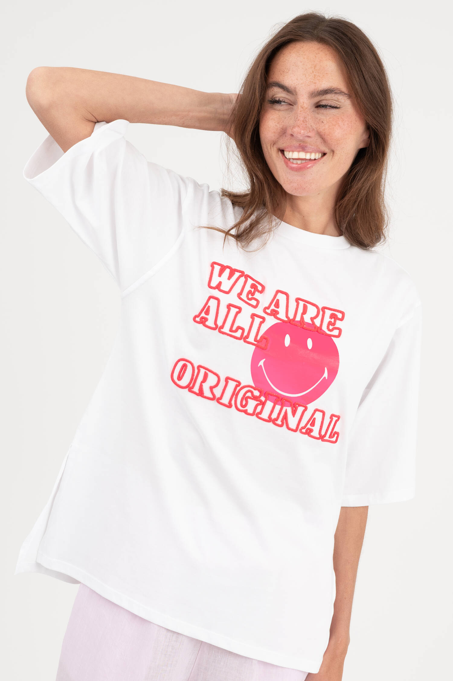 T-Shirt mit Applikationsstick in Weiß