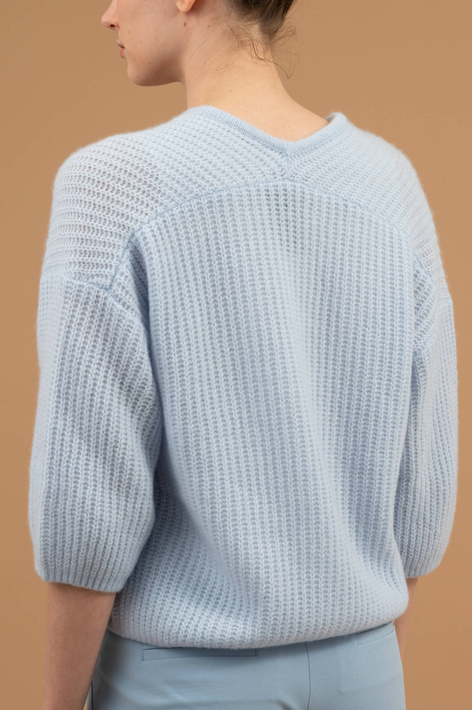 Patentstrickweste mit 3D-Blumen in Hellblau