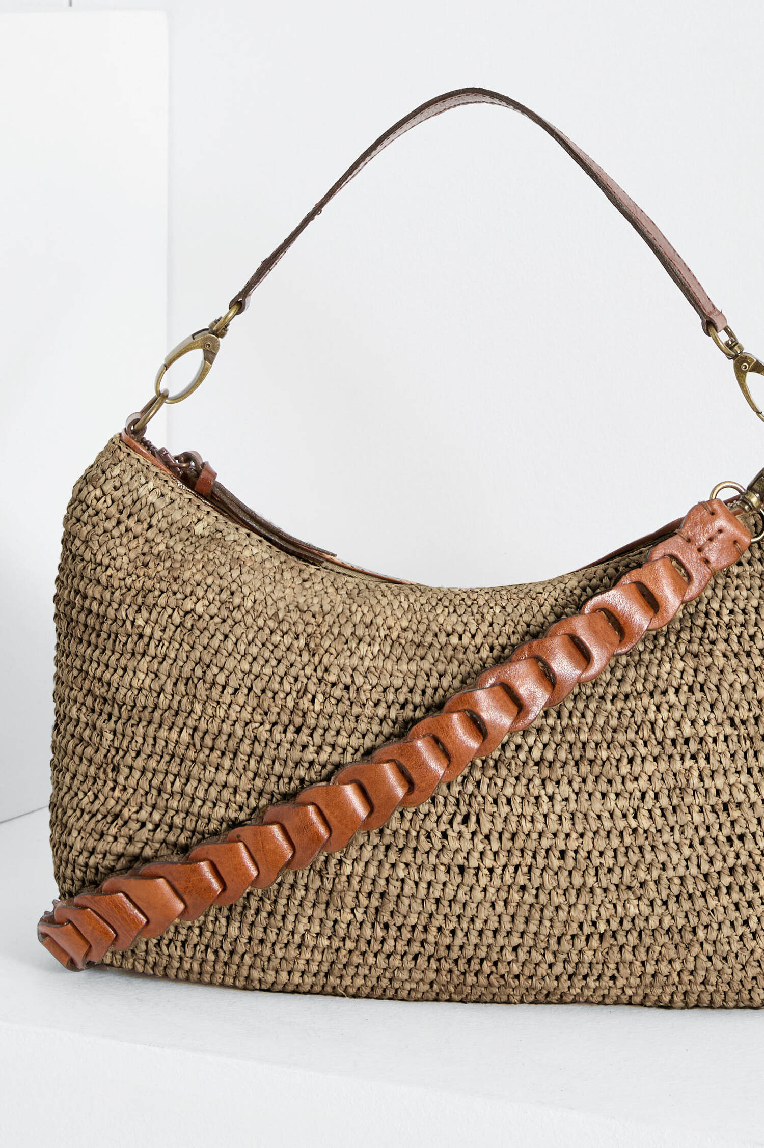 Geflochtene Tasche MIHAJA in Walnuss