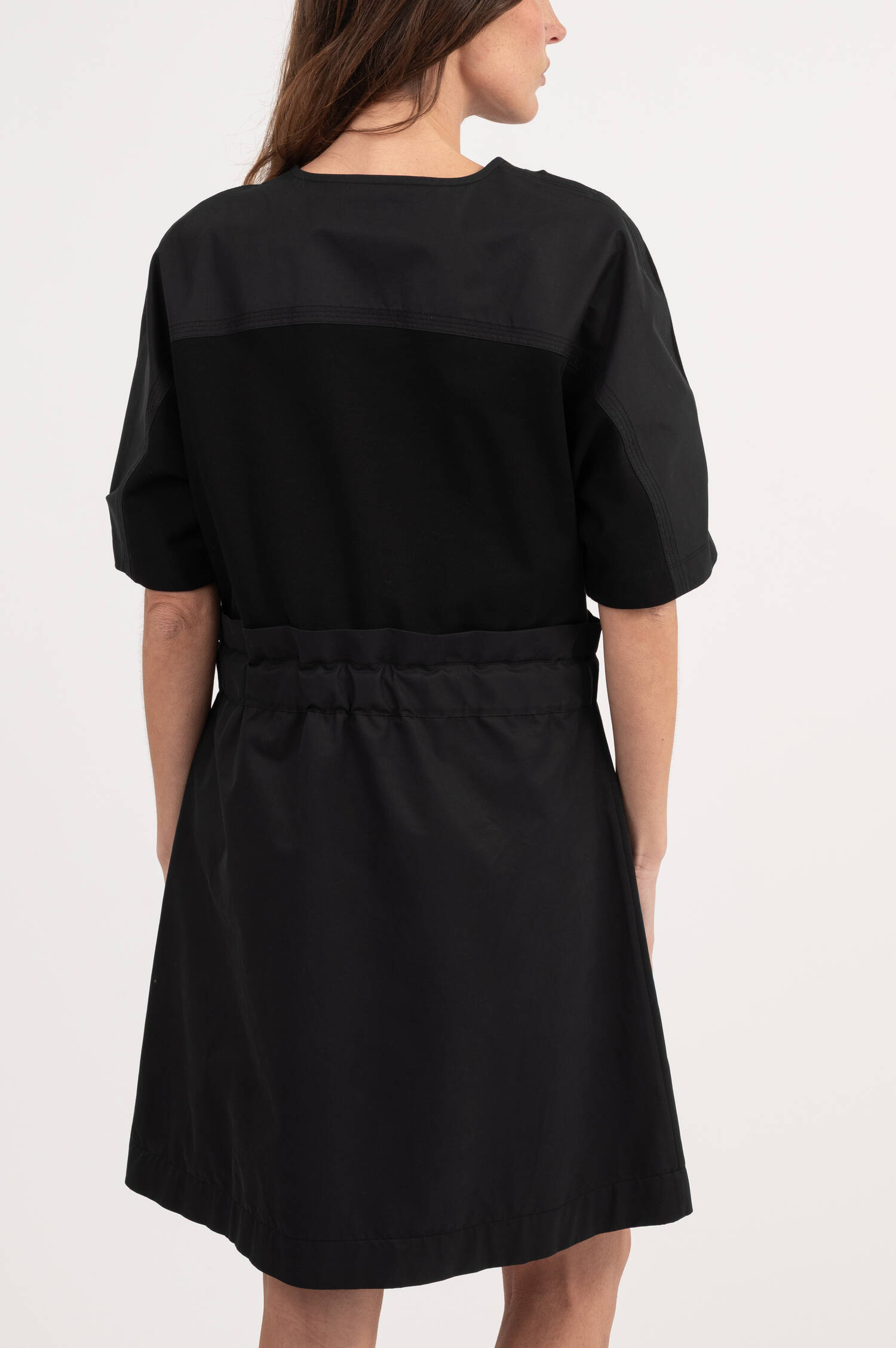 Kleid im Material-Mix in Schwarz