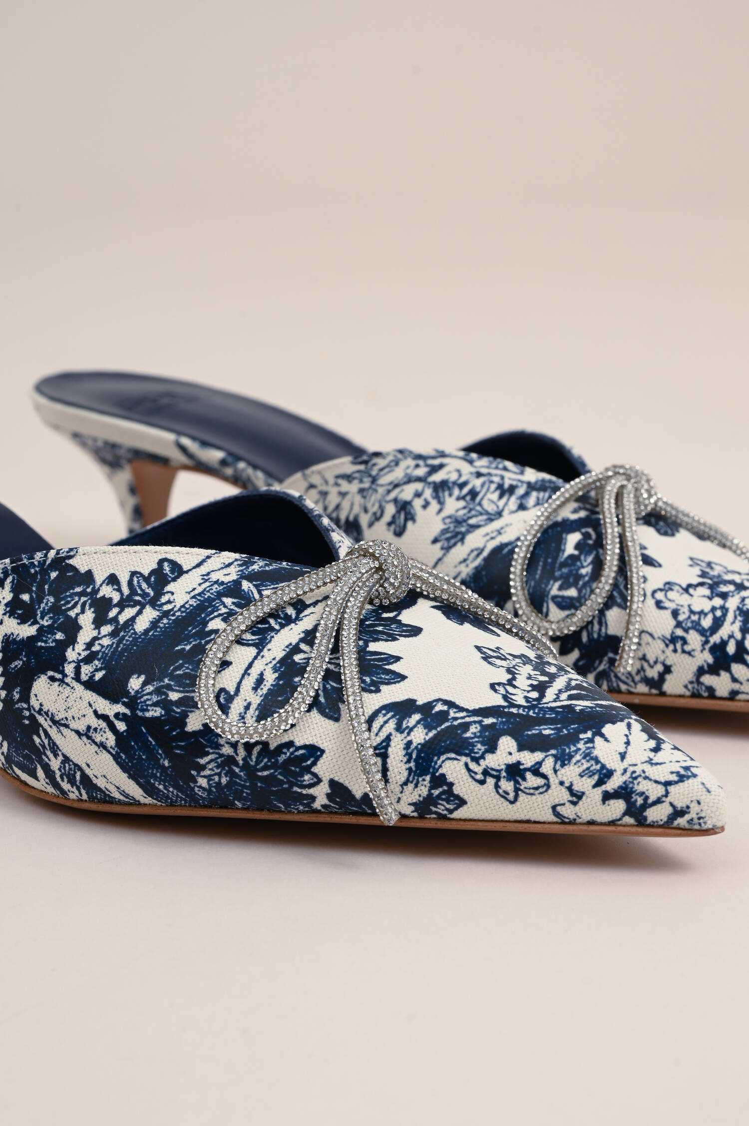 Gemusterte Kitten Heels in Blau/Weiß