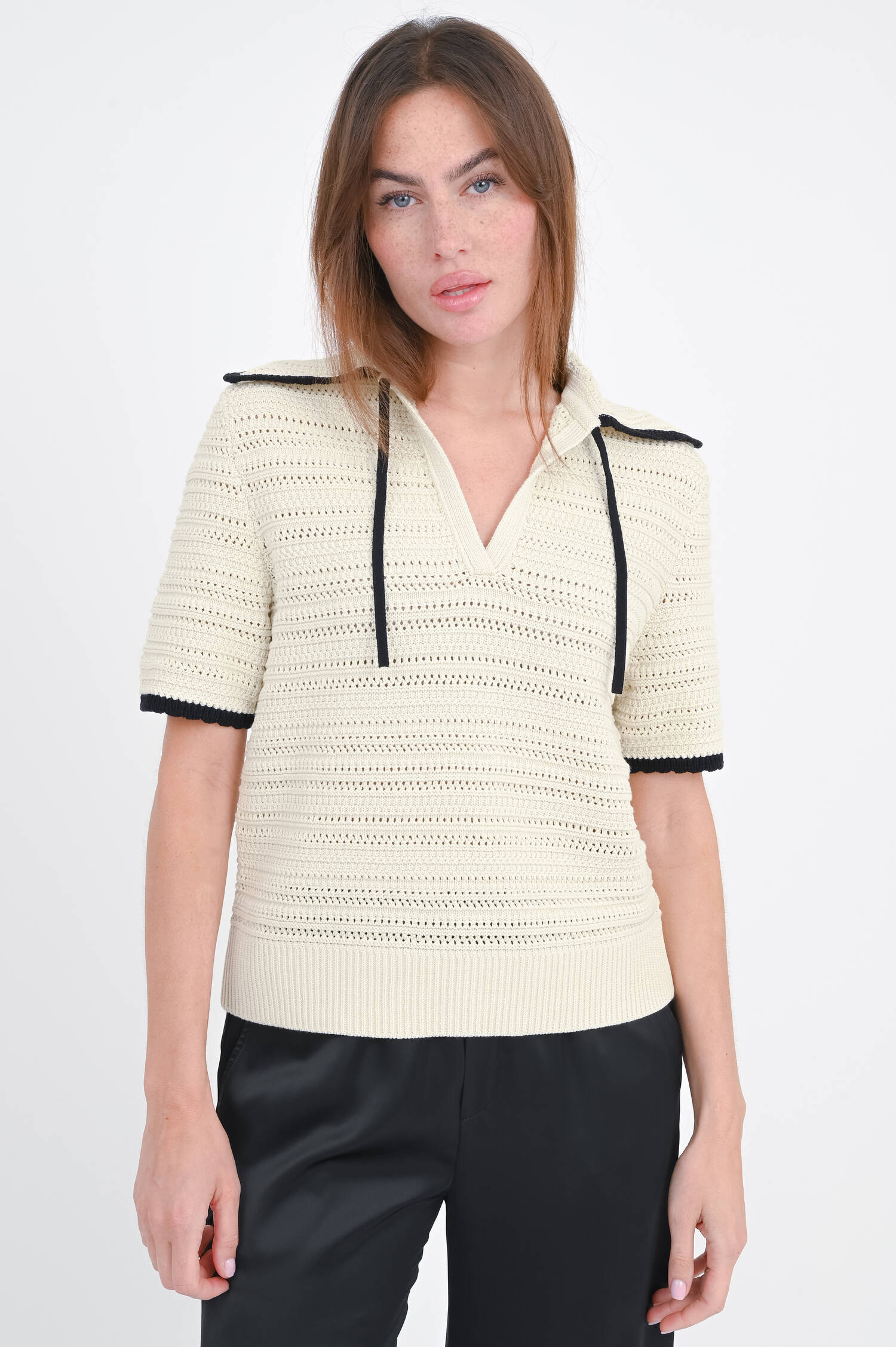 Lochstickerei-Polo in Cashew/Schwarz